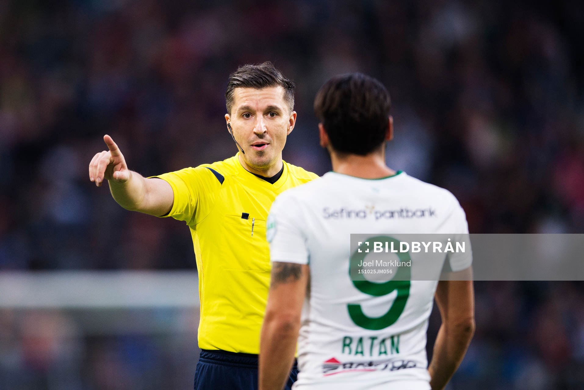 Domare Bojan Pandzic tillrättavisar Hammarbys Stefan Batan