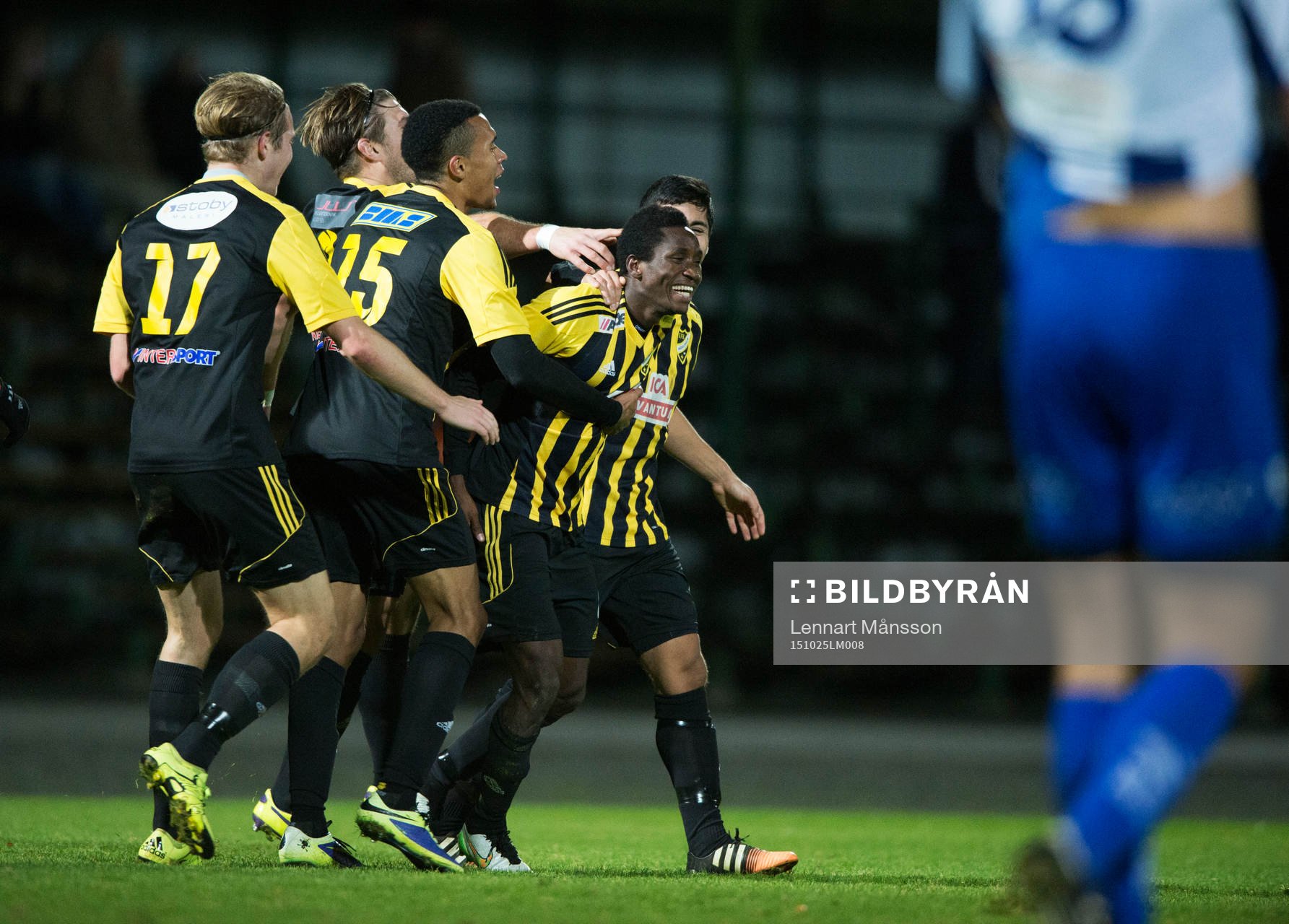 IFK Hässleholms 4-målsskytten Mamudu Moro jublar i kvalmatchen till division 2 mellan IFK Hässleholm och IFK Trelleborg i Hässleholm 25 oktober 2015.