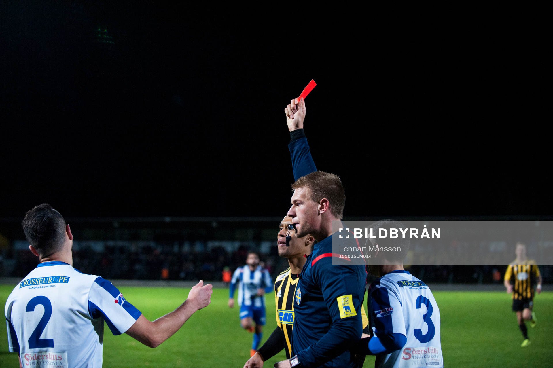 IFK Hässleholms 4-målsskytt Mamudu Moro har sparkats ner och Trelleborgs Josef Fahkro får rött kort i kvalmatchen till division 2 mellan IFK Hässleholm och IFK Trelleborg i Hässleholm 25 oktober 2015.