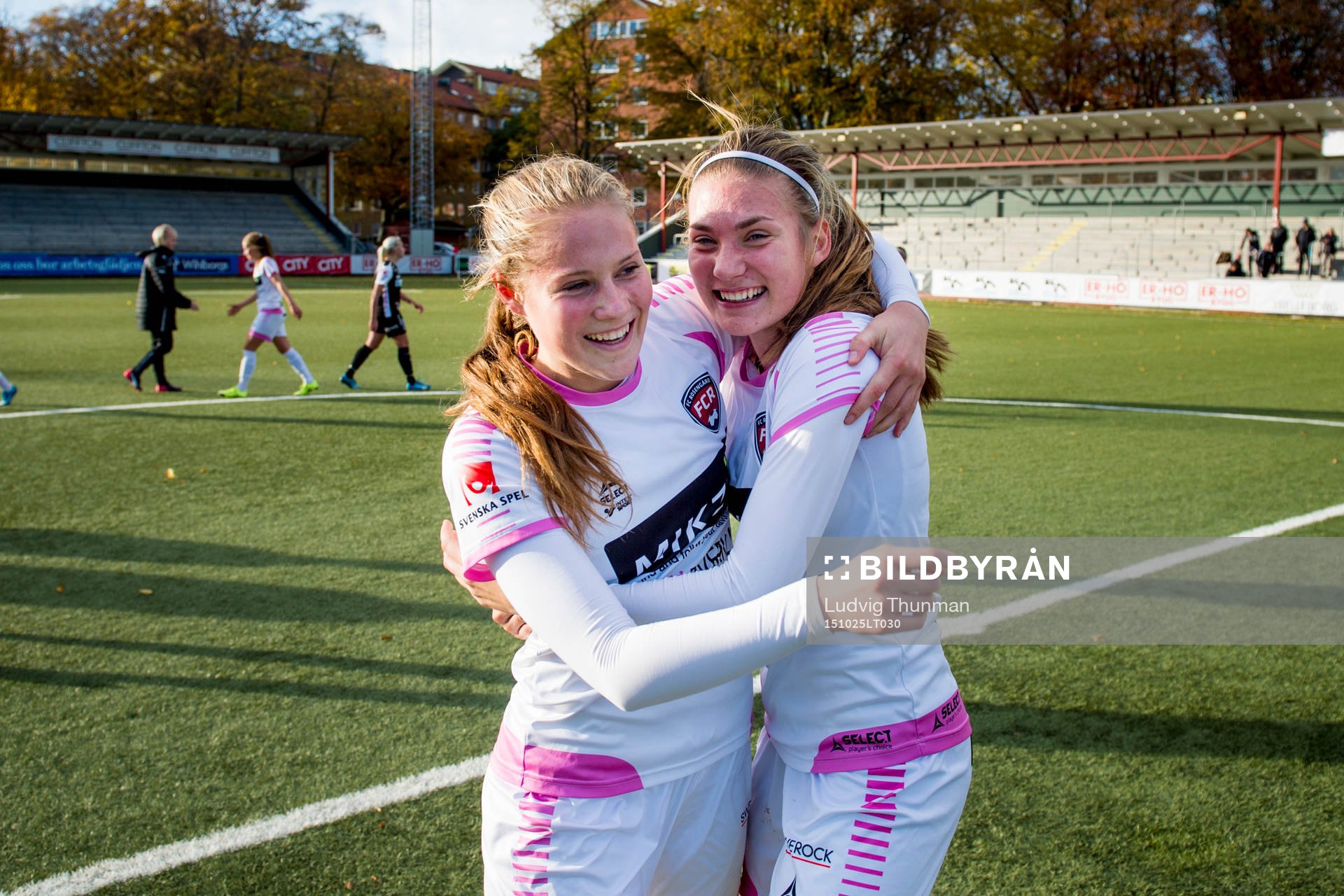 Rosengårds Hanna Lundell och Linnea Svensson firar