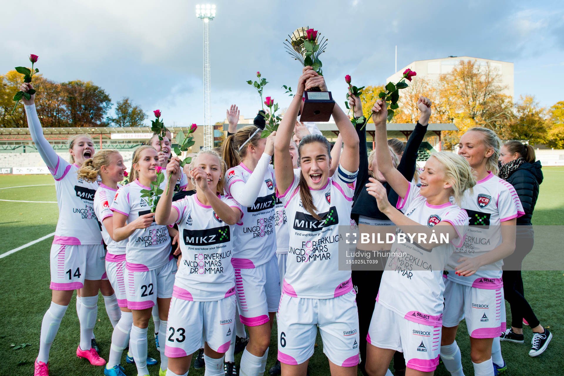 Rosengårds lagkapten Edina Filekovic höjer pokalen efter segern i finalen i SM-slutspelet för F19 mellan Rosengård och Umeå den 25 oktober 2015 i Malmö.
