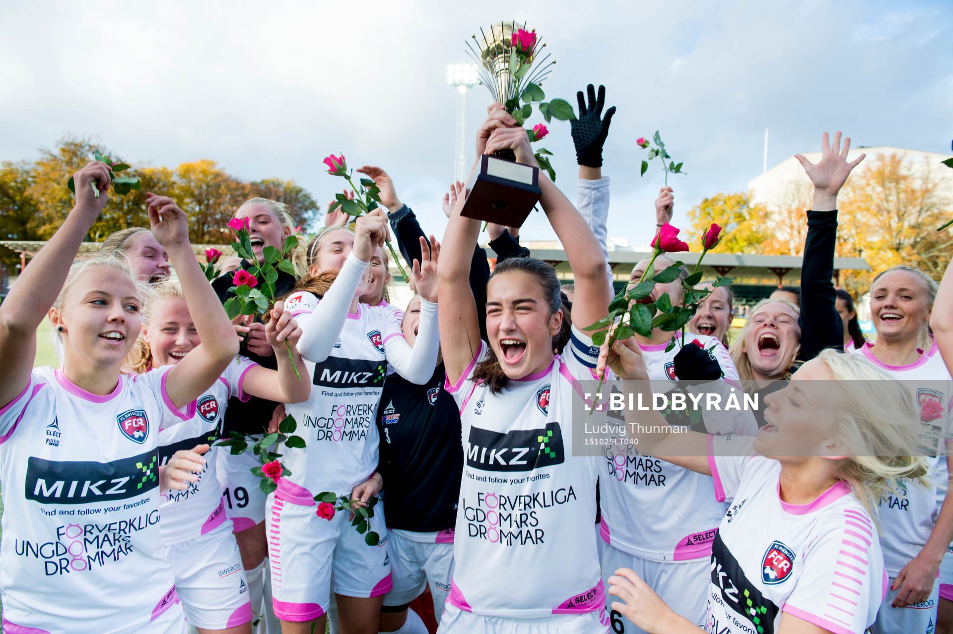 Rosengårds lagkapten Edina Filekovic höjer pokalen efter segern i finalen i SM-slutspelet för F19 mellan Rosengård och Umeå den 25 oktober 2015 i Malmö. 