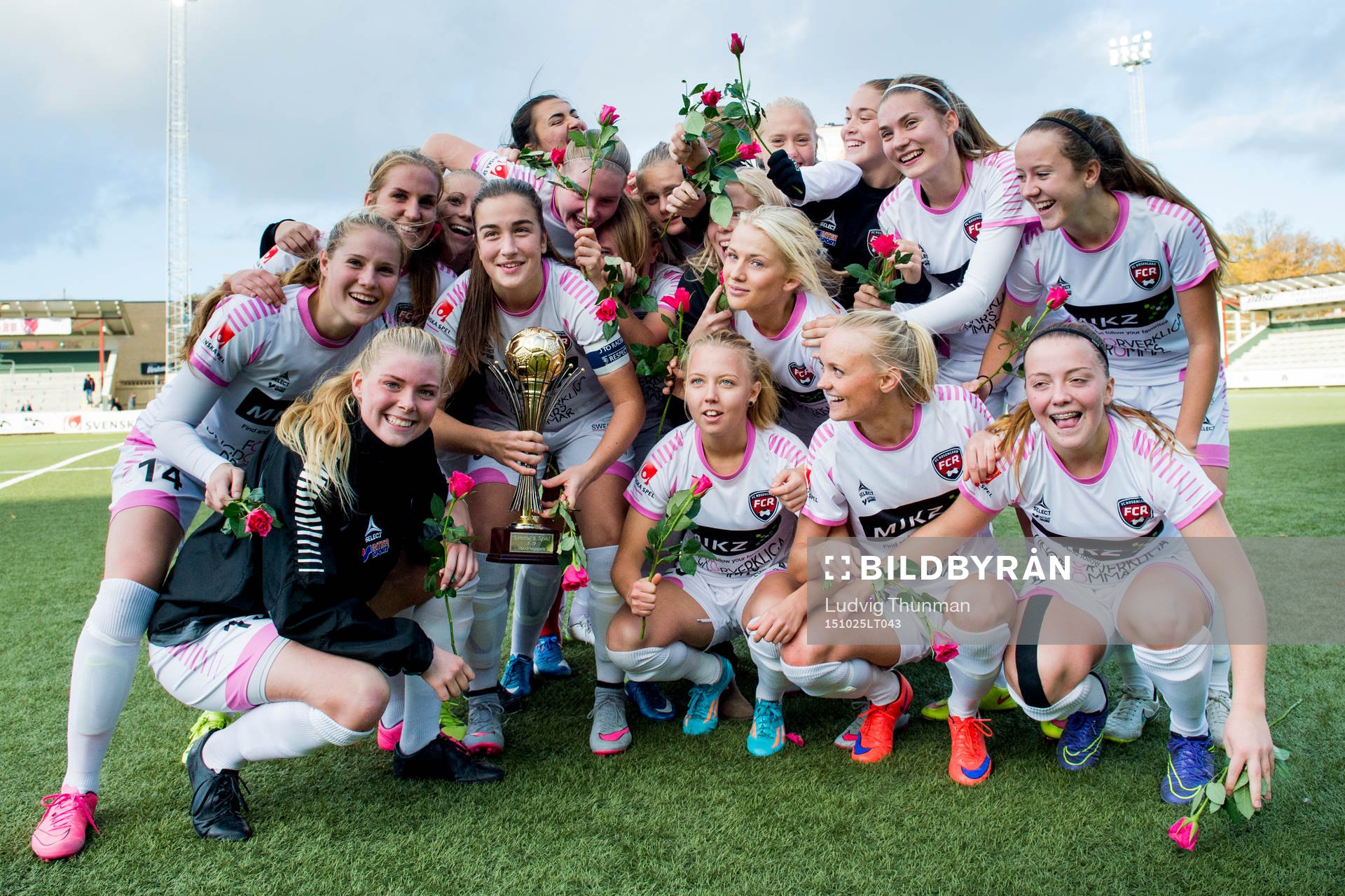 Rosengårds spelare firar med pokalen efter segern i finalen i SM-slutspelet för F19 mellan Rosengård och Umeå den 25 oktober 2015 i Malmö.