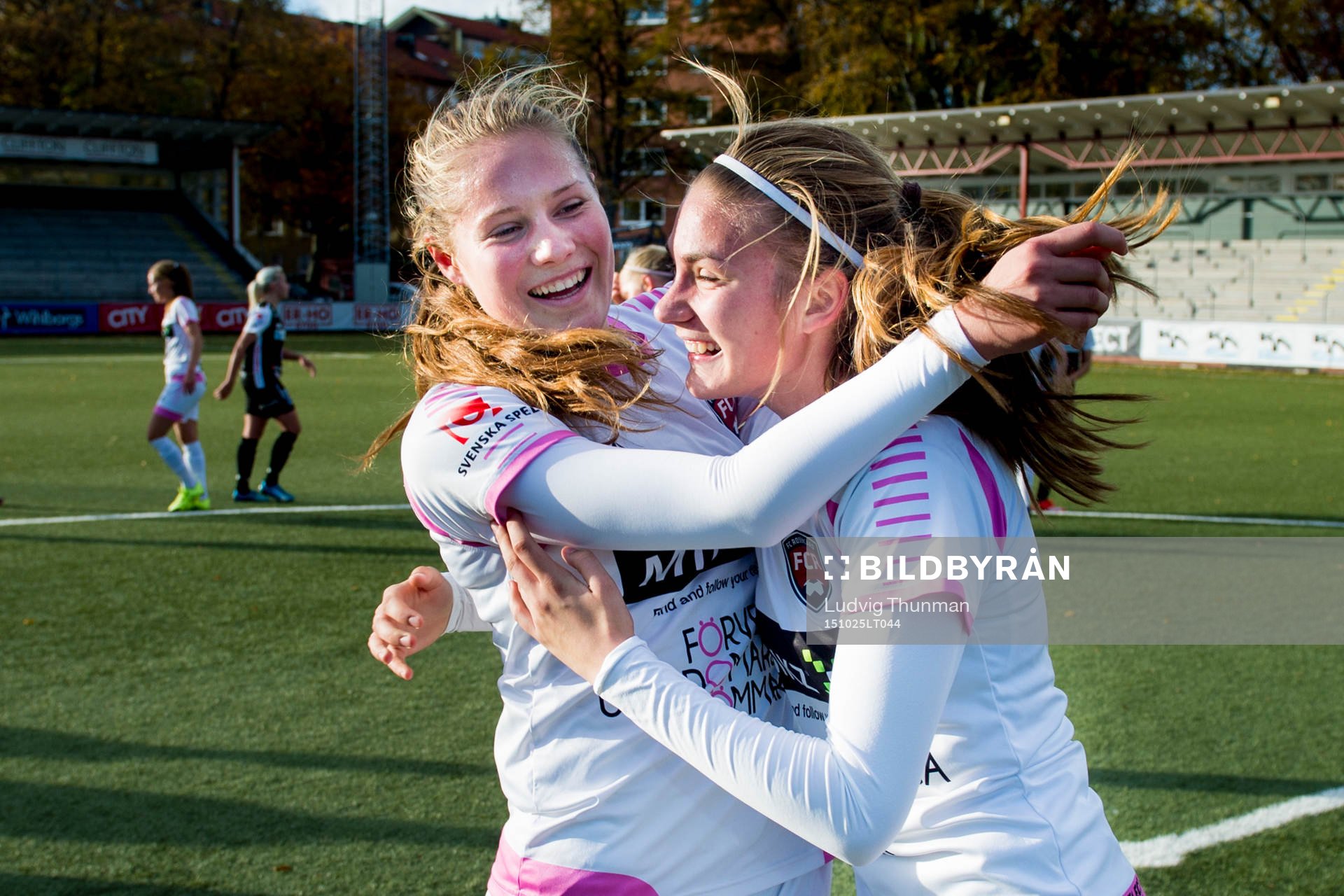 Rosengårds Hanna Lundell och Linnea Svensson firar