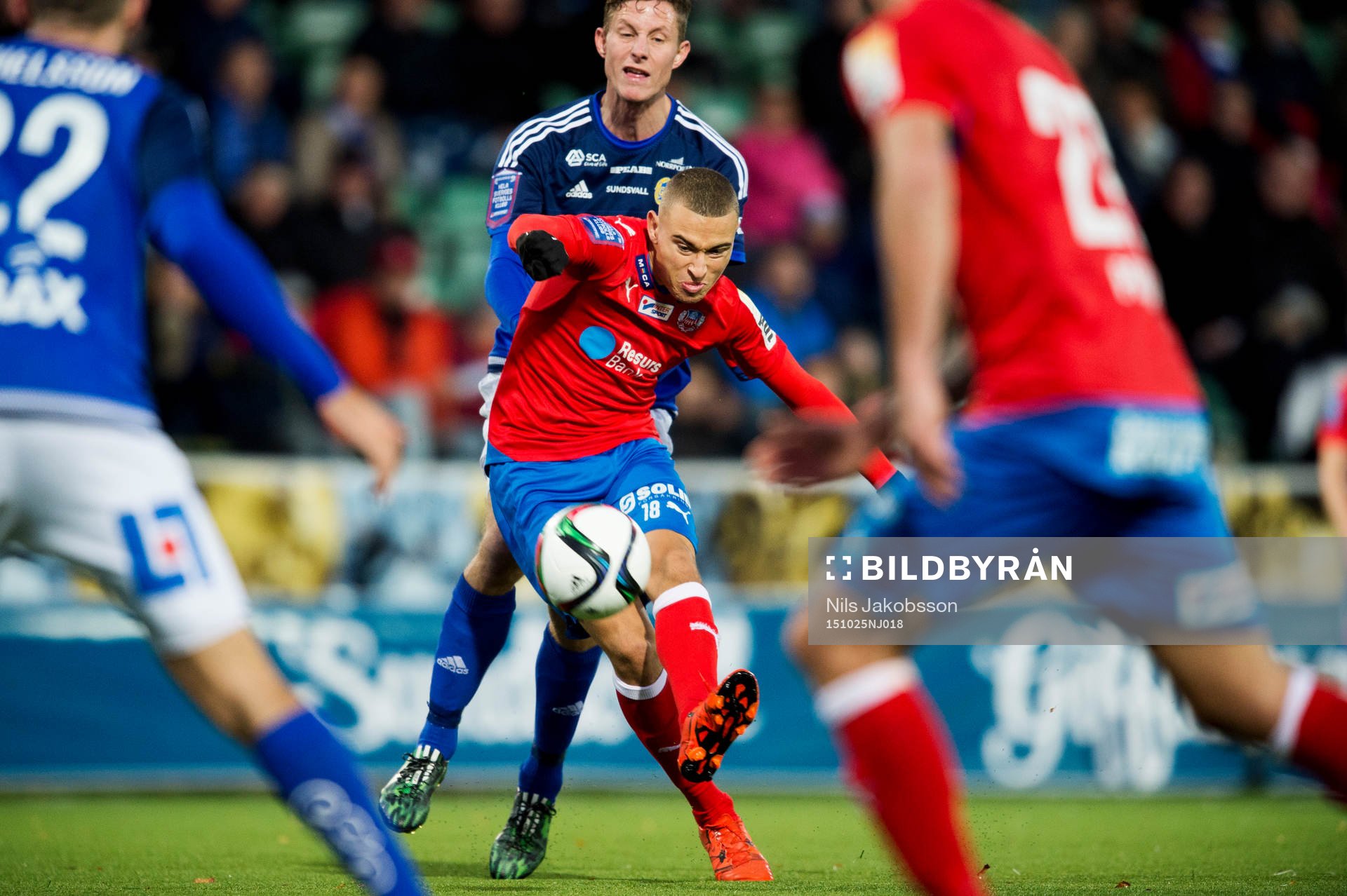 Helsingborgs Jordan Larsson skjuter ett skott