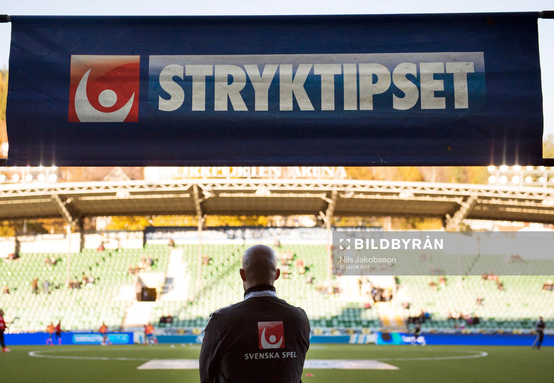 Fjärdedomaren tittar ut på planen innan fotbollsmatchen i