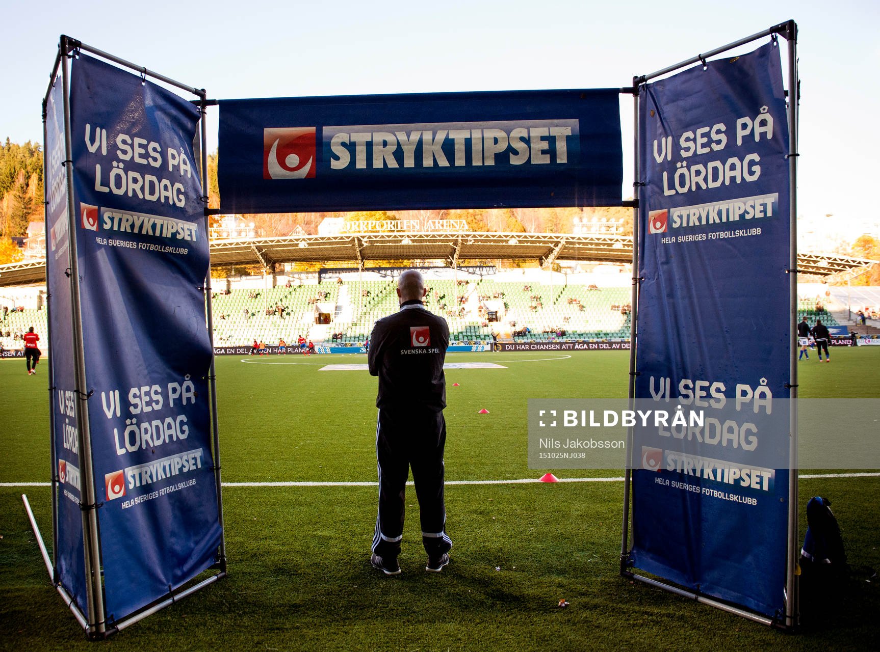 Fjärdedomaren tittar ut på planen innan fotbollsmatchen i