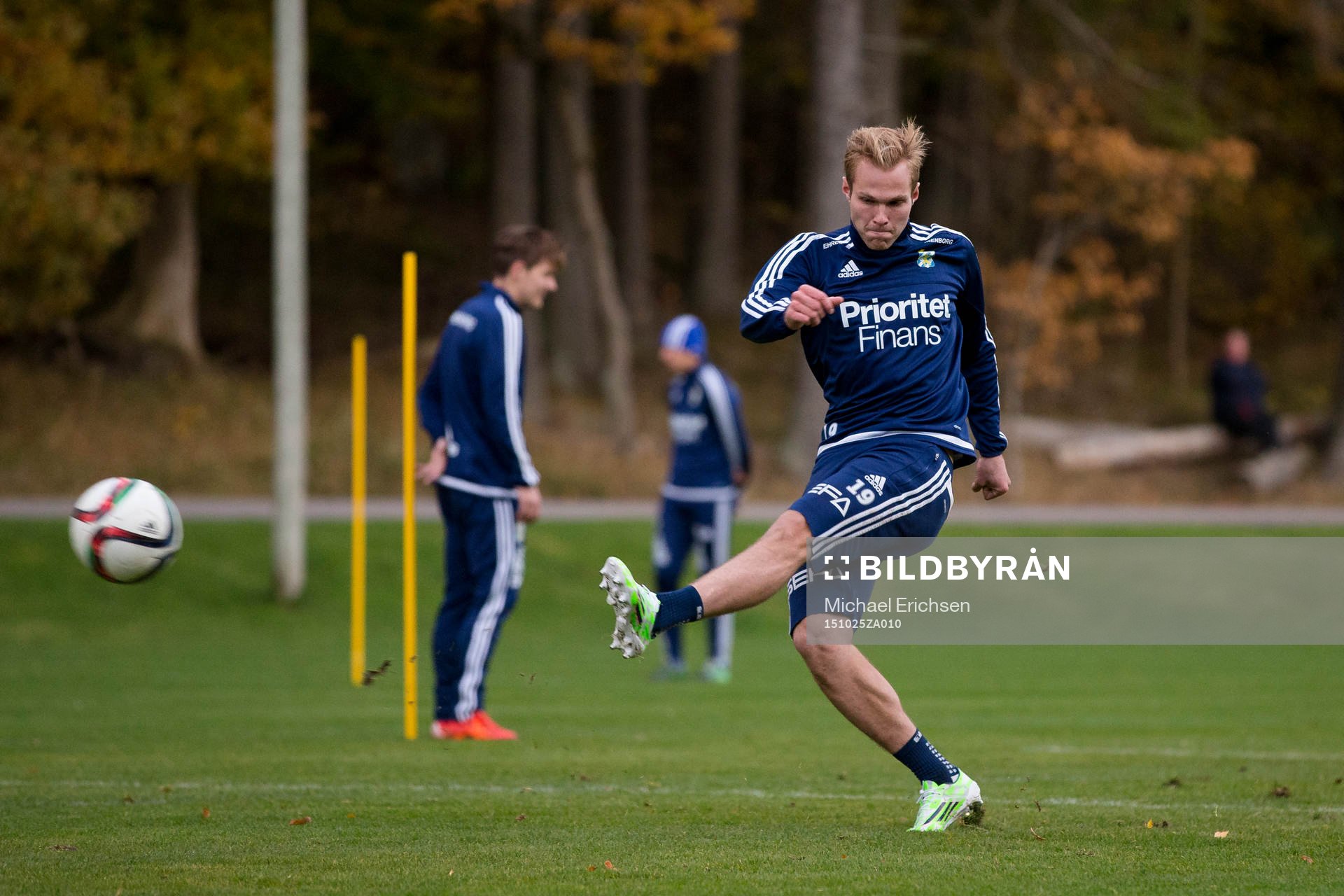 IFK Göteborgs Gustav Engvall skjuter ett skott under en fotbollsträning med IFK Göteborg den 25 oktober 2015 i Göteborg.