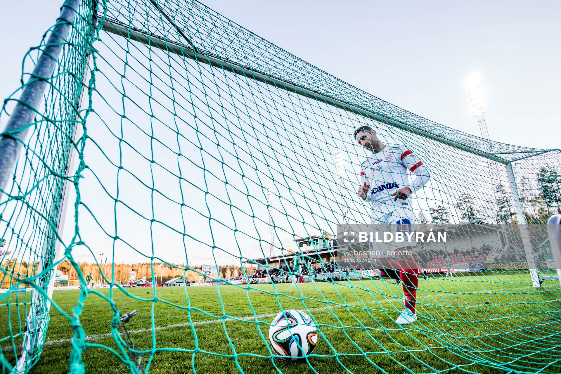 Assyriskas David Durmaz hämtar bollen i målet