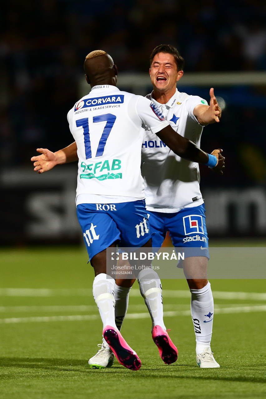 Norrköpings Nikola Tkalcic firar med Alhaji Kamara