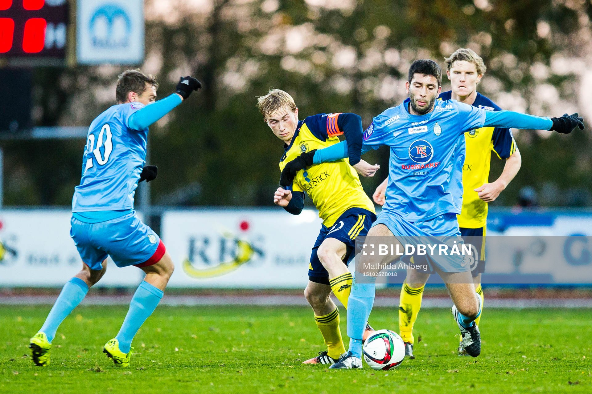 Ängelholms Albin Nilsson i närkamp med Athletics Athletics spelare under fotbollsmatchen i Superettan mellan Ängelholms FF och Athletic FC United den 25 Oktober 2015 i Ängelholm.