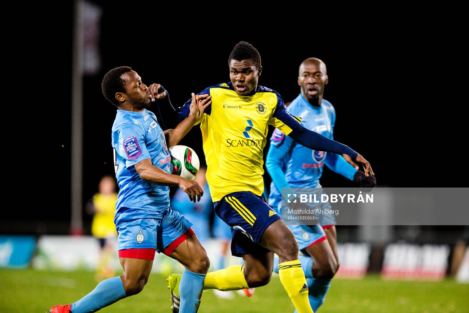 Athletics spelare i närkamp med Ängelholms Modou Lamin Sanyang under fotbollsmatchen i Superettan mellan Ängelholms FF och Athletic FC United den 25 Oktober 2015 i Ängelholm.