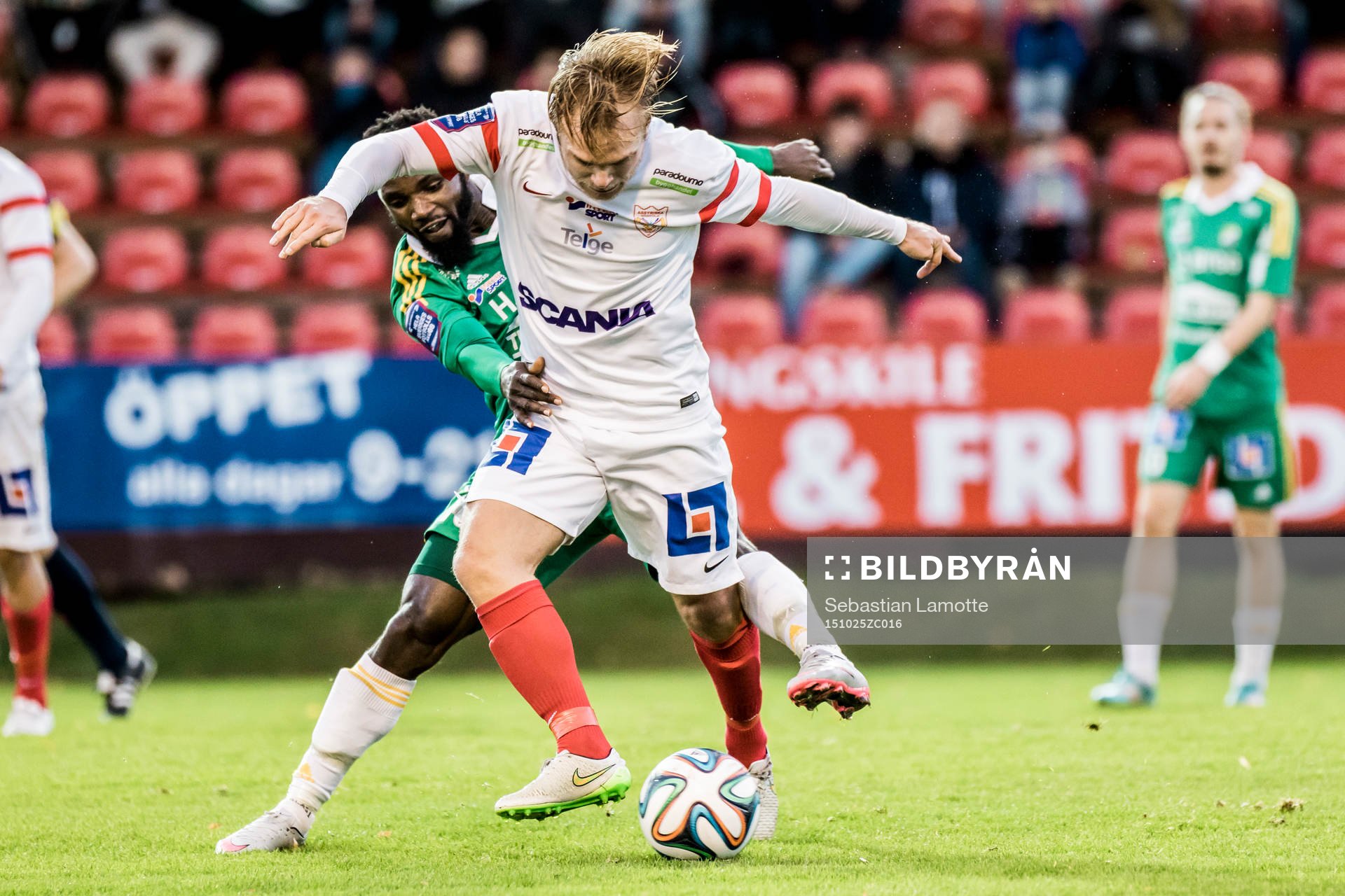 Assyriskas Christoffer Brandeborn före Ljungskiles Abdultaofik Ahmed under fotbollsmatchen i Superettan mellan Ljungskile och Assyriska den 25 oktober 2015 i Ljungskile.