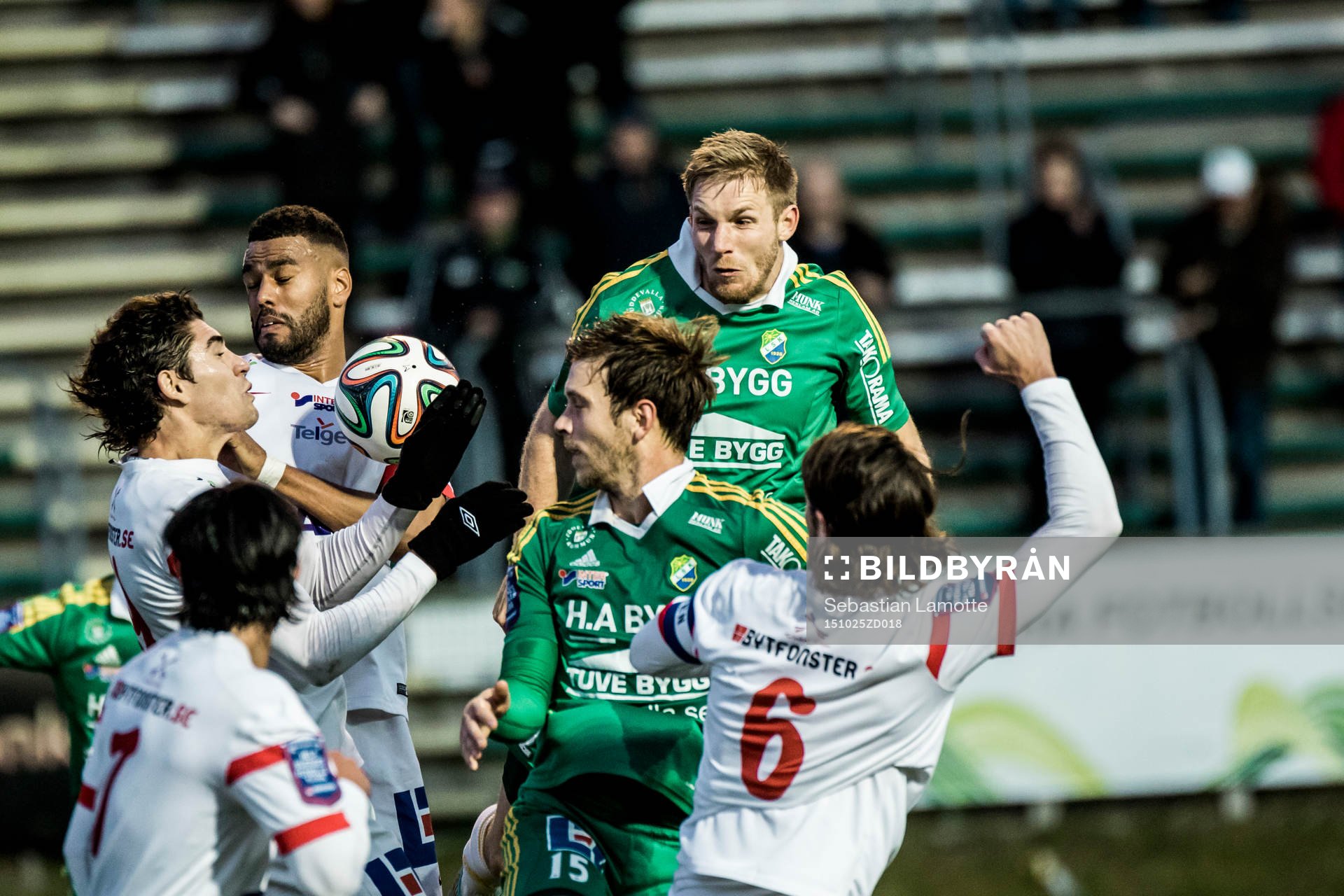 Ljungskiles Steven Old och Alexander Mellqvist nickar en hörna under fotbollsmatchen i Superettan mellan Ljungskile och Assyriska den 25 oktober 2015 i Ljungskile.