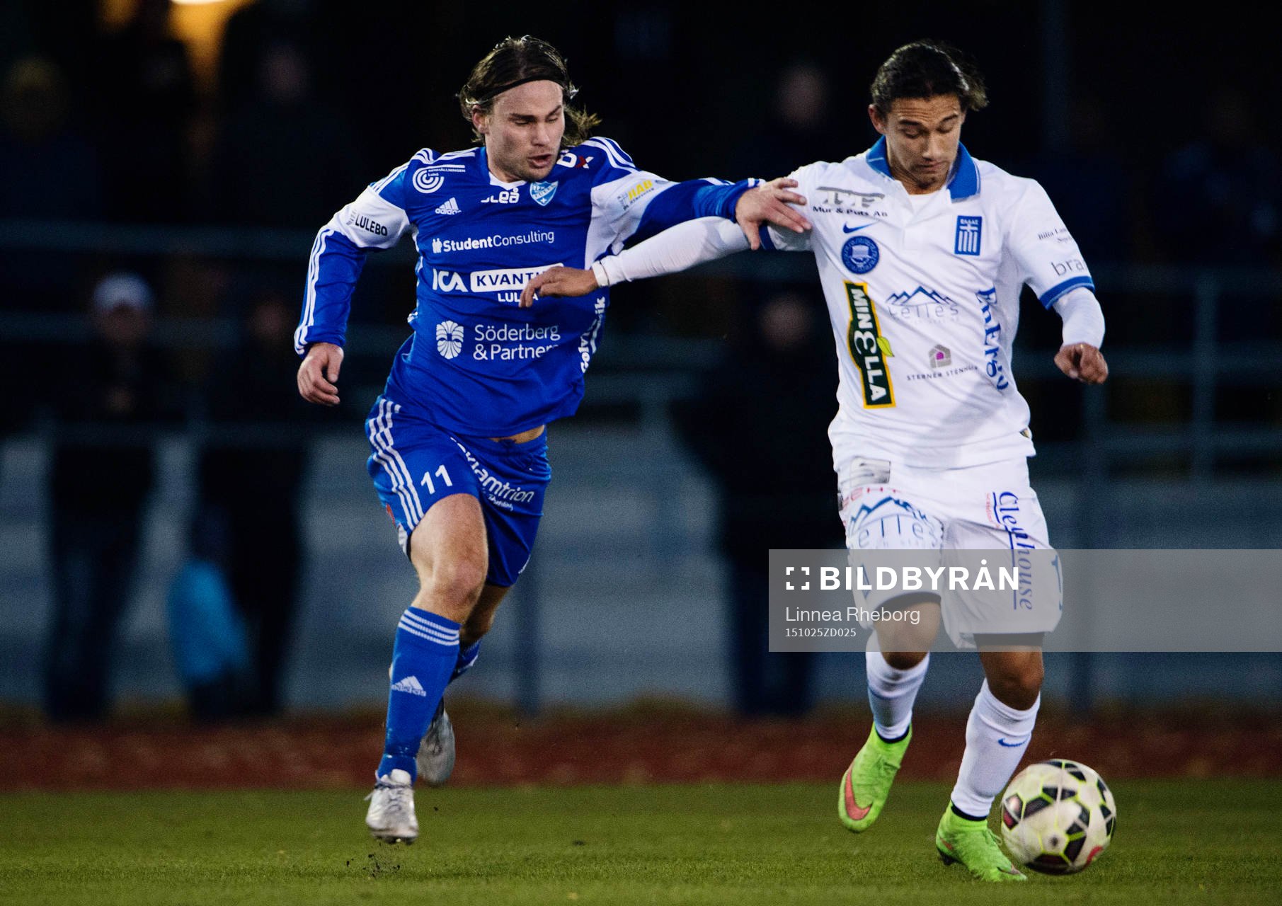 Luleås Patrik Wallin och Akropolis Philip Andersson i kamp