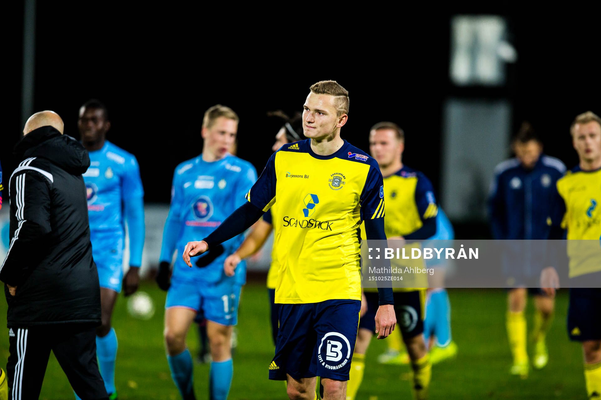 Ängelholms Piotr Johansson lämnar planen