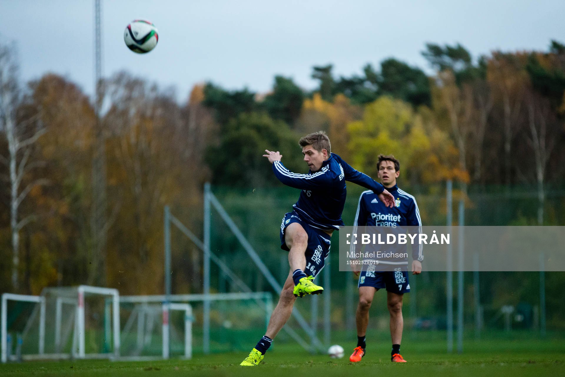 IFK Göteborgs Mikael Boman skjuter ett skott under en fotbollsträning med IFK Göteborg den 25 oktober 2015 i Göteborg.