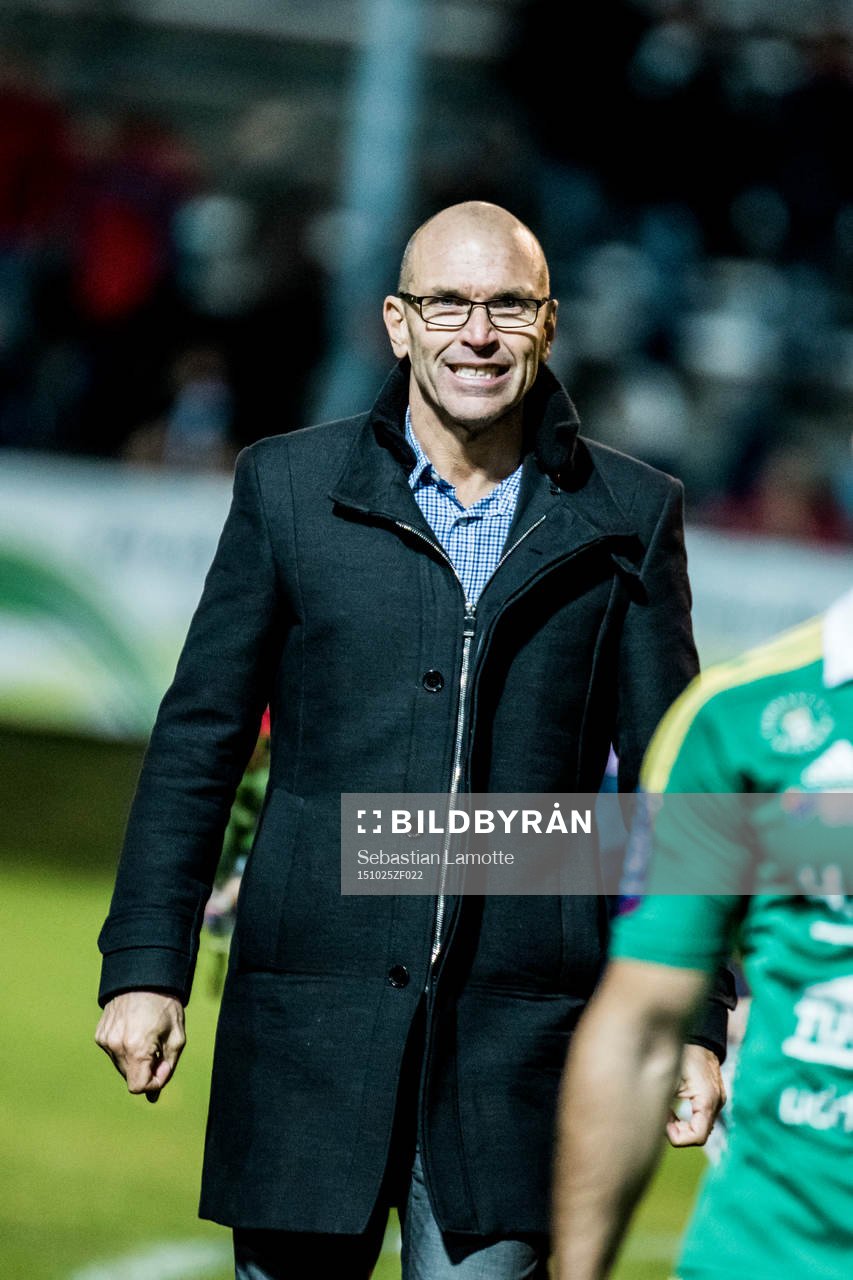 Ljungskiles tränare Tor-Arne Fredheim under fotbollsmatchen i Superettan mellan Ljungskile och Assyriska den 25 oktober 2015 i Ljungskile.