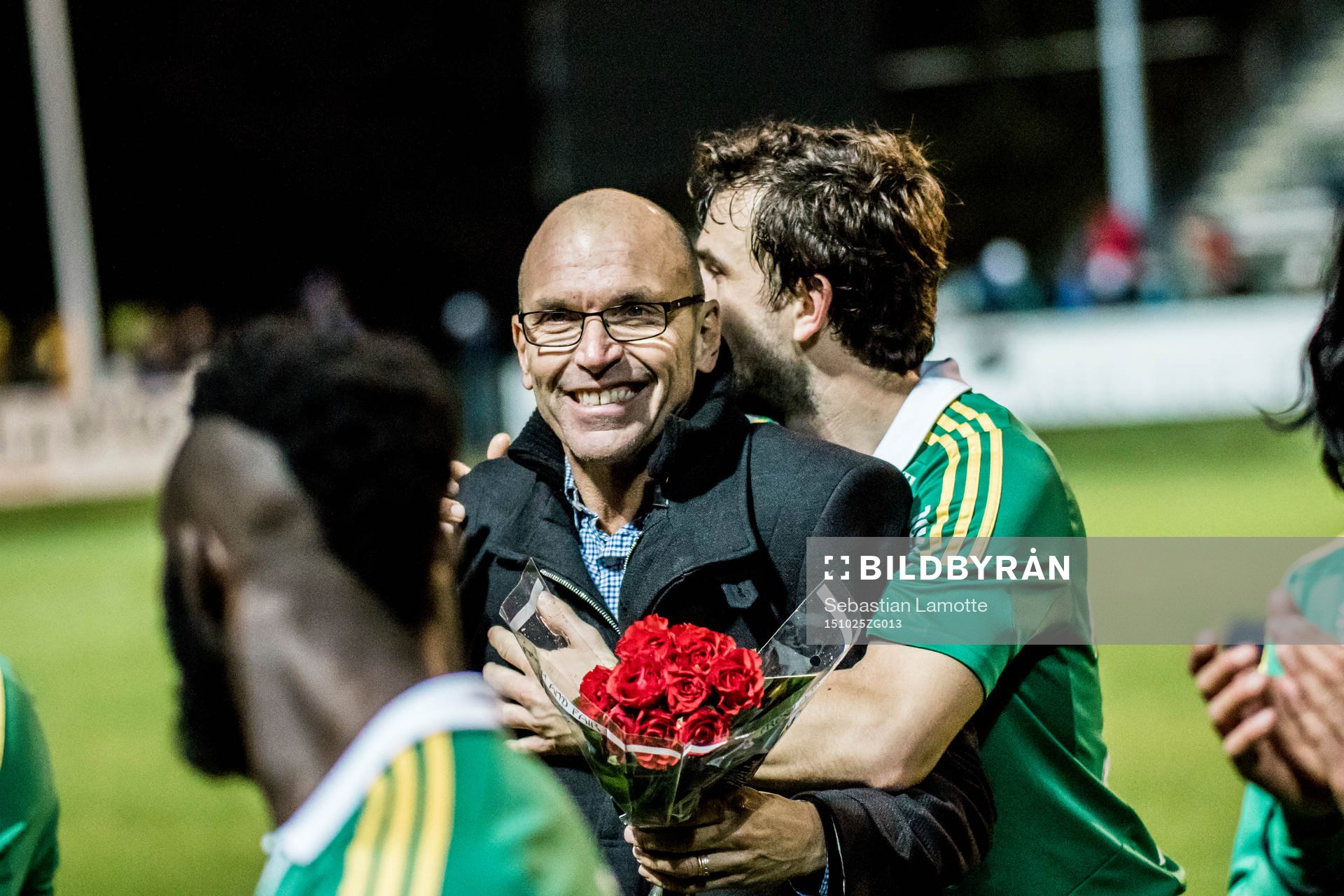 Ljungskiles tränare Tor-Arne Fredheim får blommor och en