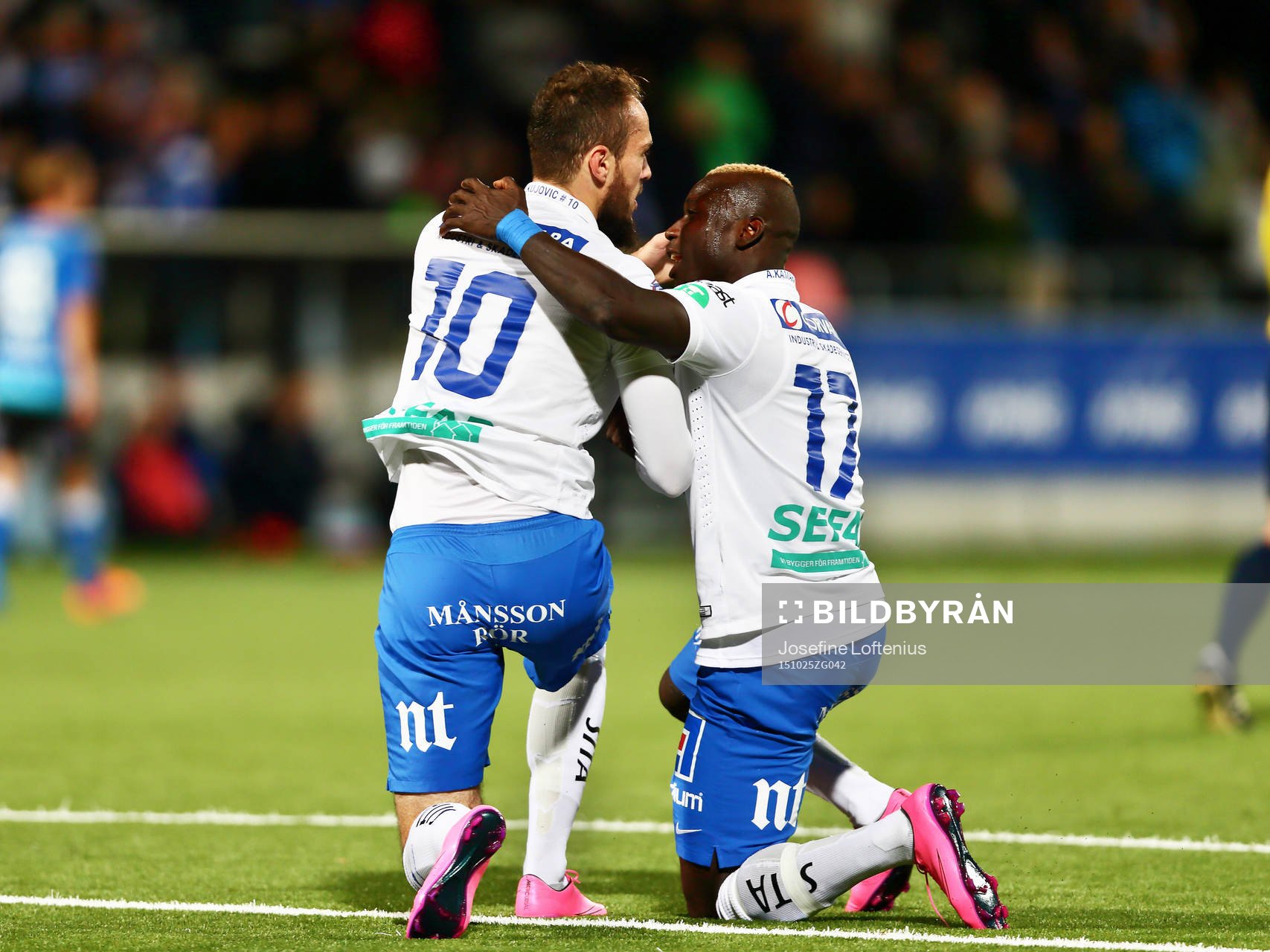 Norrköpings Emir Kujovic och Alhaji Kamara firar Emir