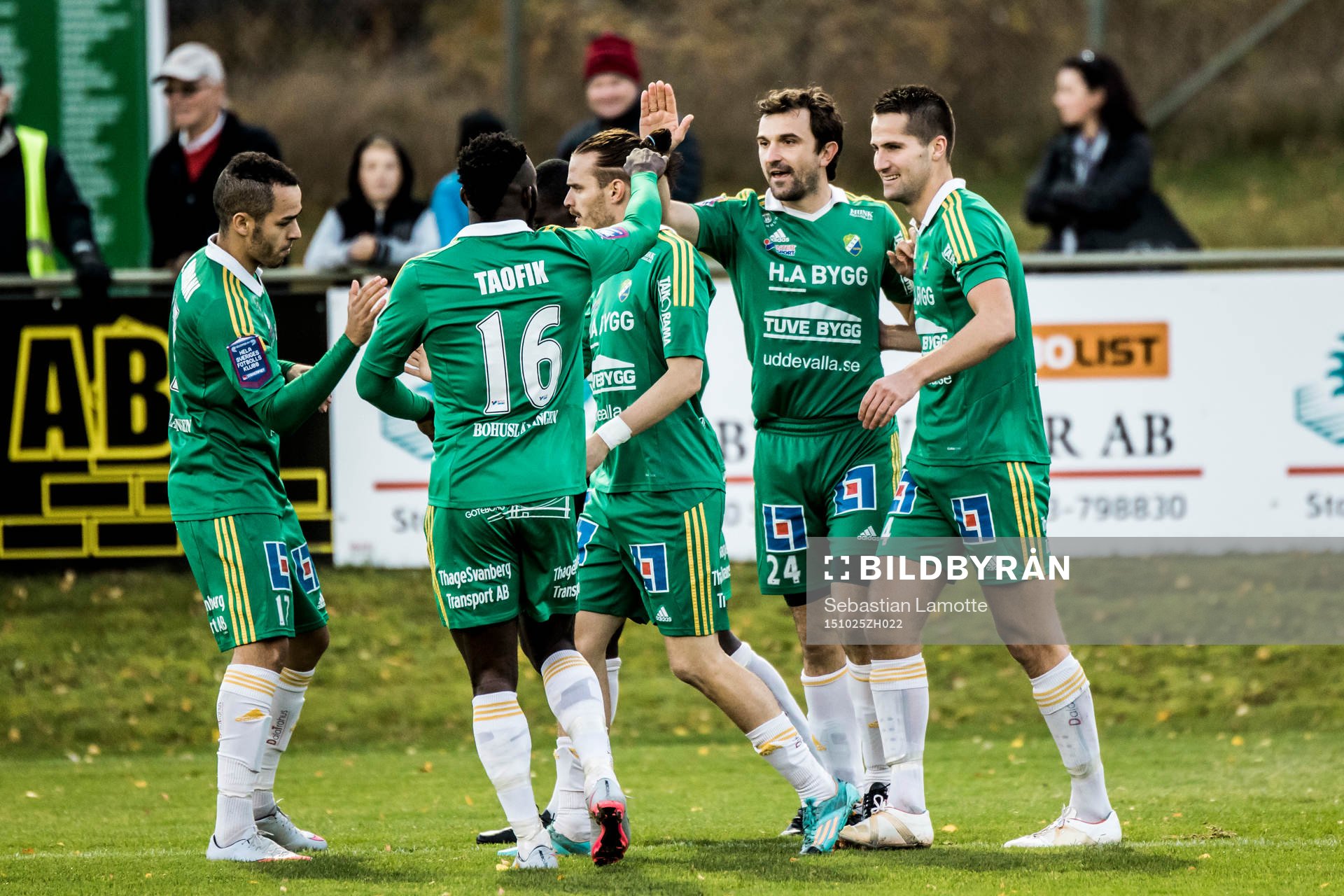Ljungskiles spelare jublar