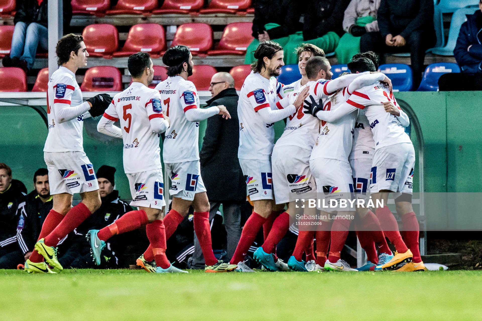 Assyriskas Christer Youssef har gjort 1-2 och spelarna