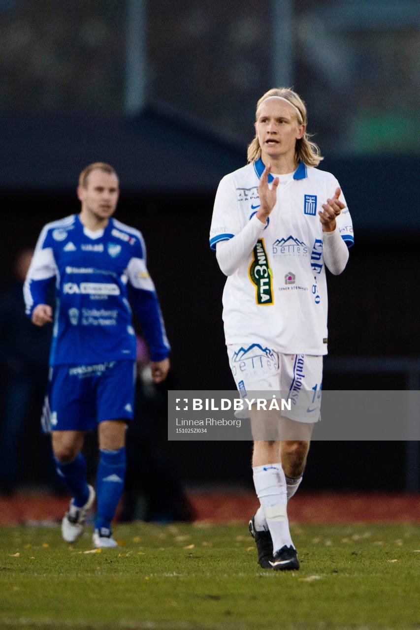 Akropolis Tomas Eriksson applåderar efter en målchans under fotbollsmatchen i Division 1 Norra mellan Akropolis IF och IFK Luleå den 25 oktober 2015 i Stockholm.