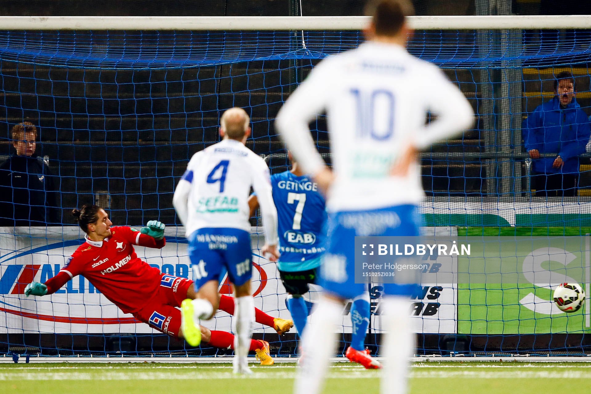 Halmstads Junes Barny gör 3-1 på straff
