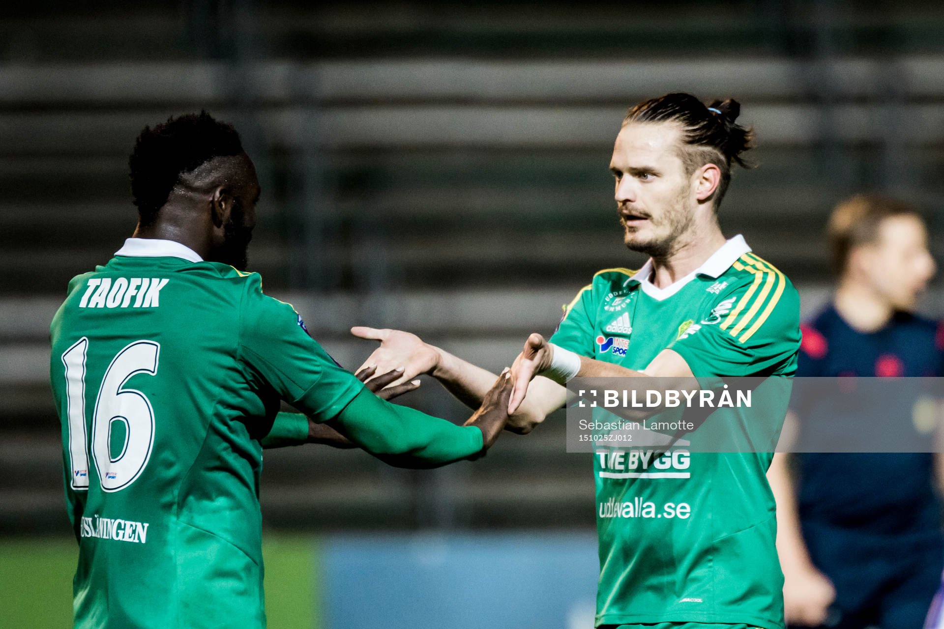Ljungskiles Jonas Lindberg (h)och Abdultaofik Ahmed jublar under fotbollsmatchen i Superettan mellan Ljungskile och Assyriska den 25 oktober 2015 i Ljungskile.
