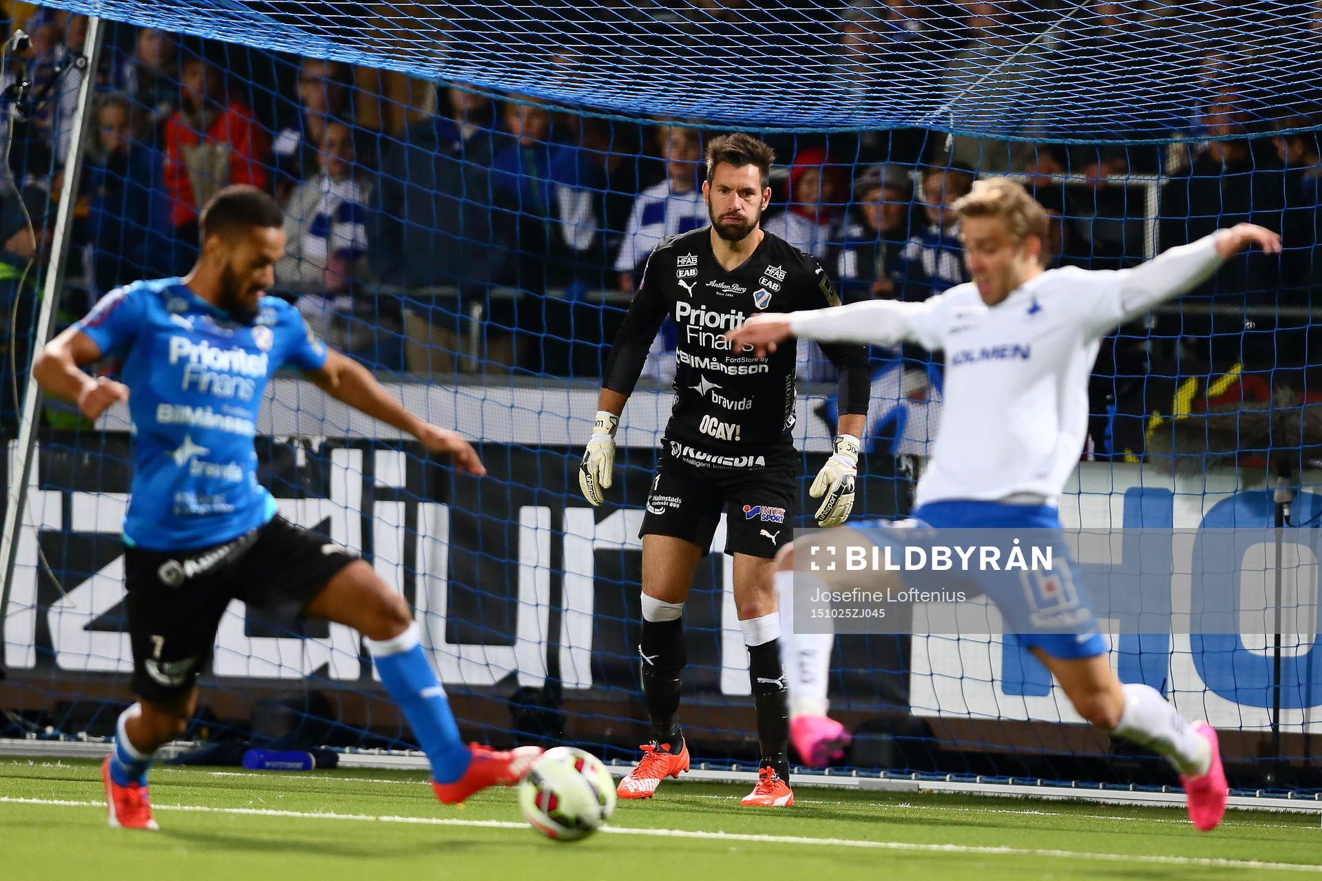 Halmstads målvakt Stojan Lukic ser på när Halmstads