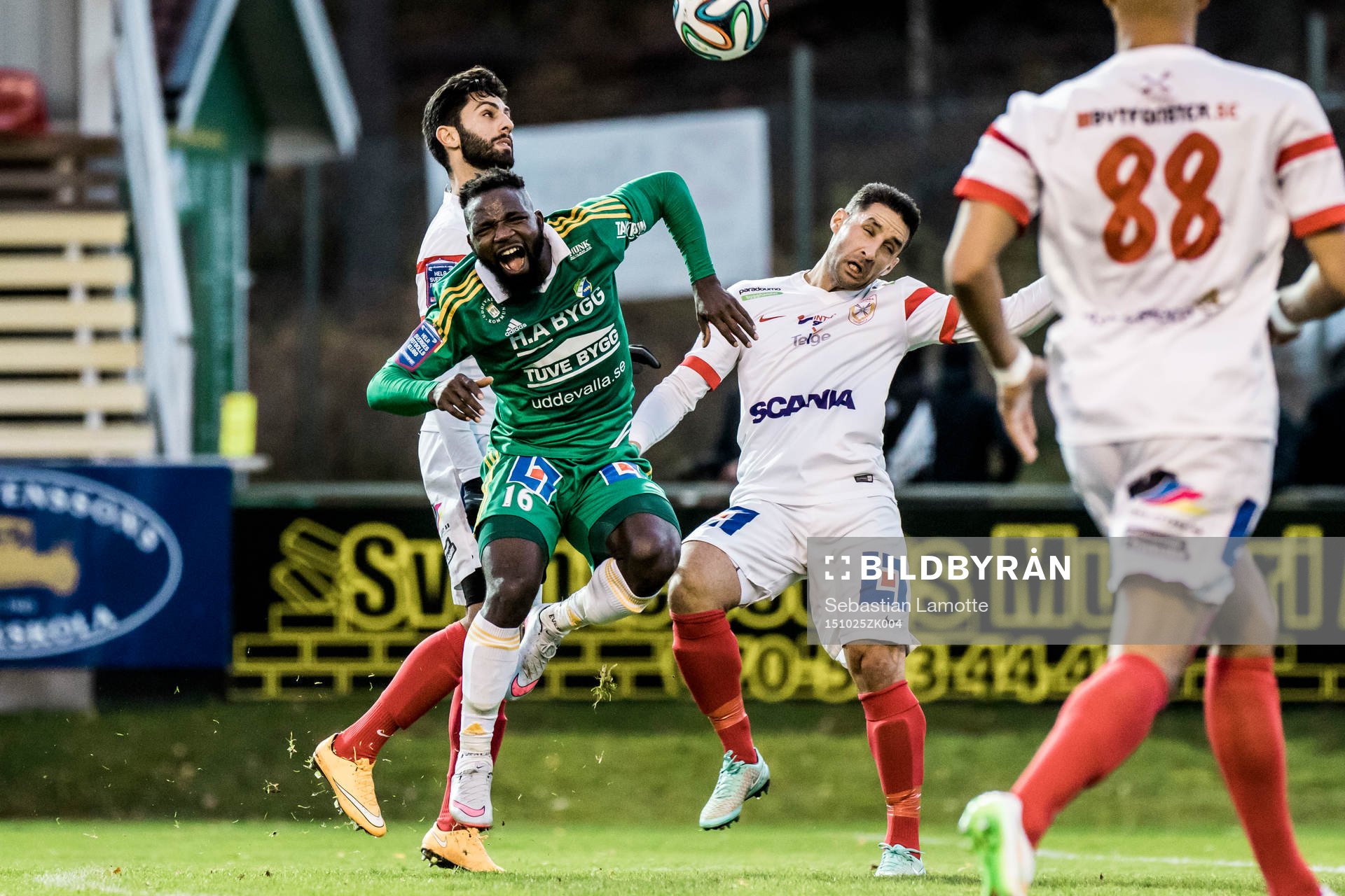 Ljungskiles Abdultaofik Ahmed i duell med Assyriskas David Durmaz (h) under fotbollsmatchen i Superettan mellan Ljungskile och Assyriska den 25 oktober 2015 i Ljungskile.