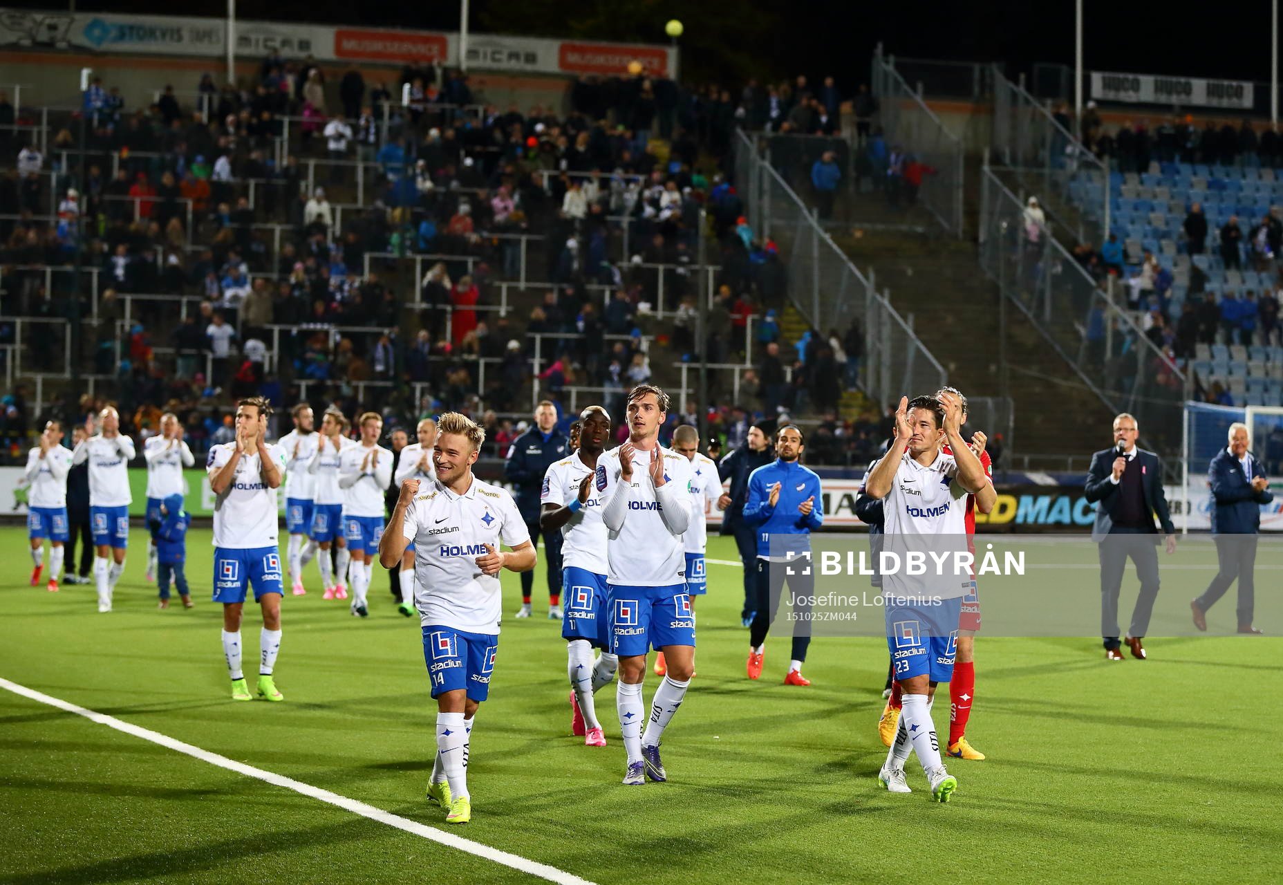 Norrköping med Nicklas Bärkroth i spetsen tackar publiken efter fotbollsmatchen i Allsvenskan mellan Norrköping och Halmstad den 25 oktober 2015 i Norrköping.