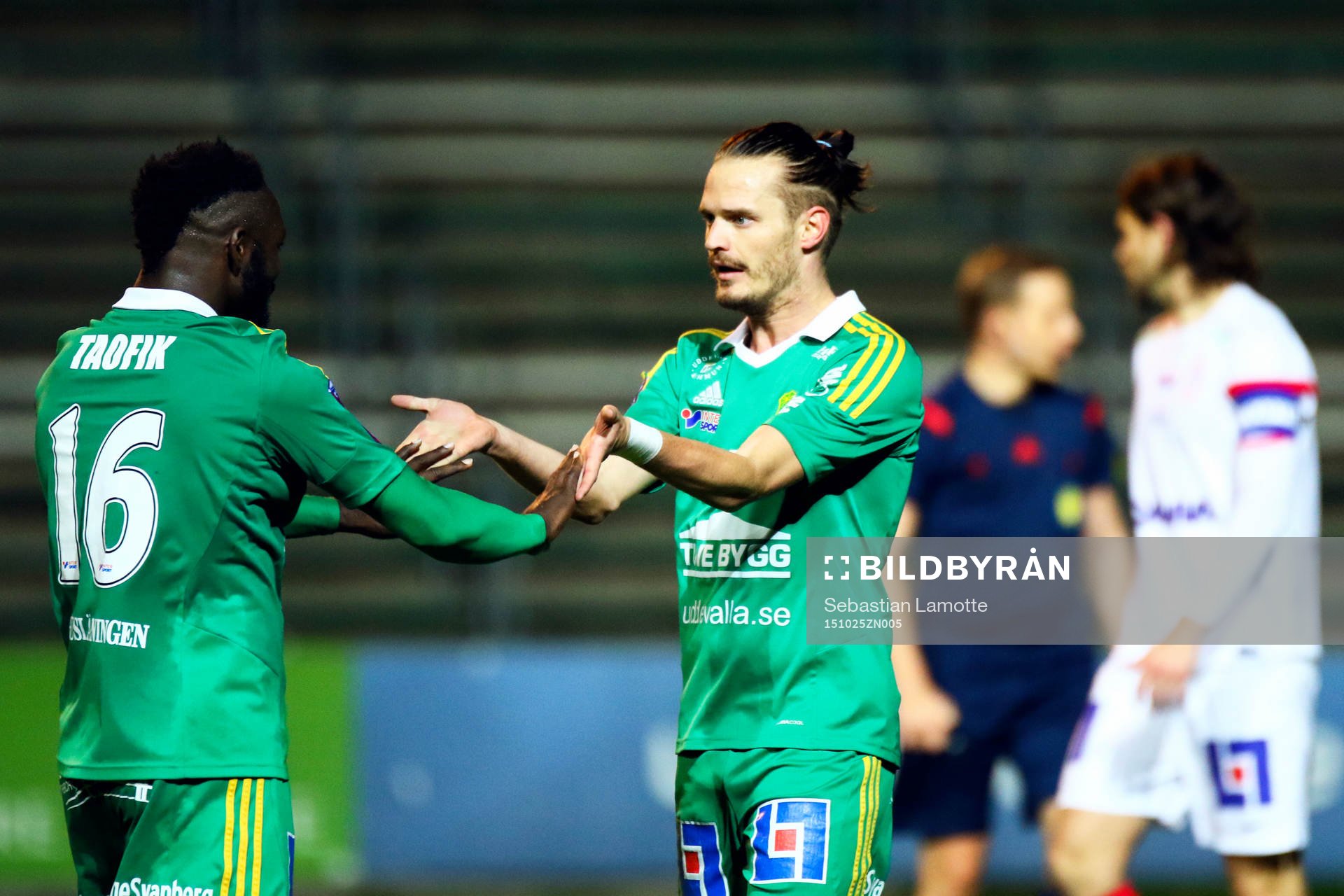 Ljungskiles Abdultaofik Ahmed och Jonas Lindberg jublar efter 3-2 av Lindberg under fotbollsmatchen i Superettan mellan Ljungskile och Assyriska den 25 oktober 2015 i Ljungskile.