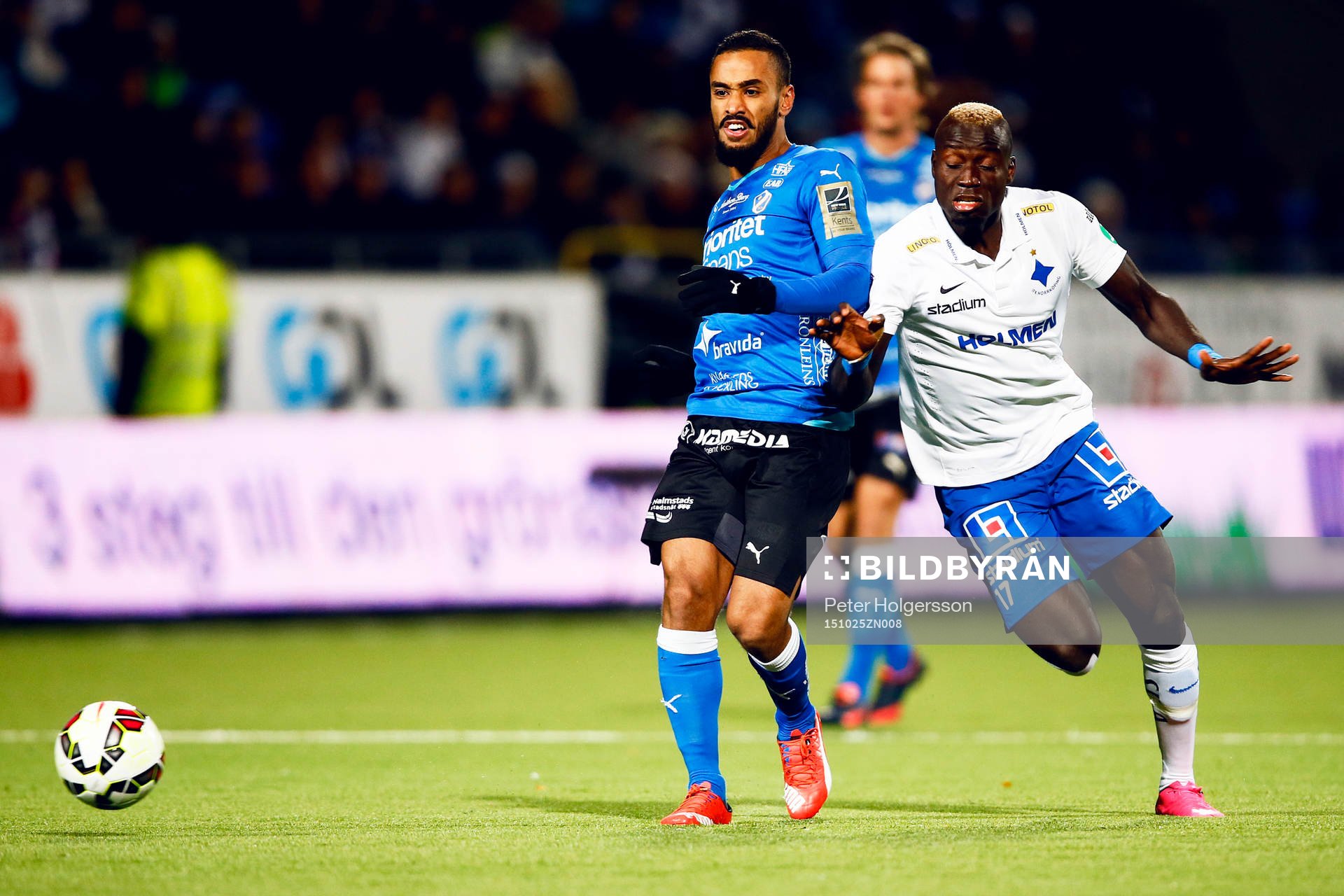 Halmstads Matthew Rusike och Norrköpings Alhaji Kamara