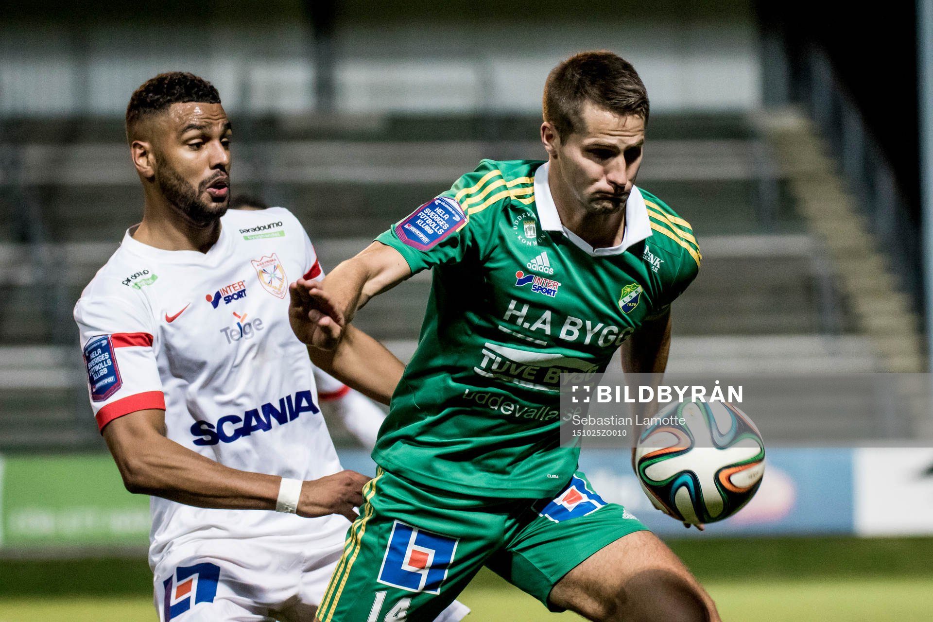 Ljungskiles Gabriel Altemark-Vanneryr före Assyriskas Kyle Konwea under fotbollsmatchen i Superettan mellan Ljungskile och Assyriska den 25 oktober 2015 i Ljungskile.