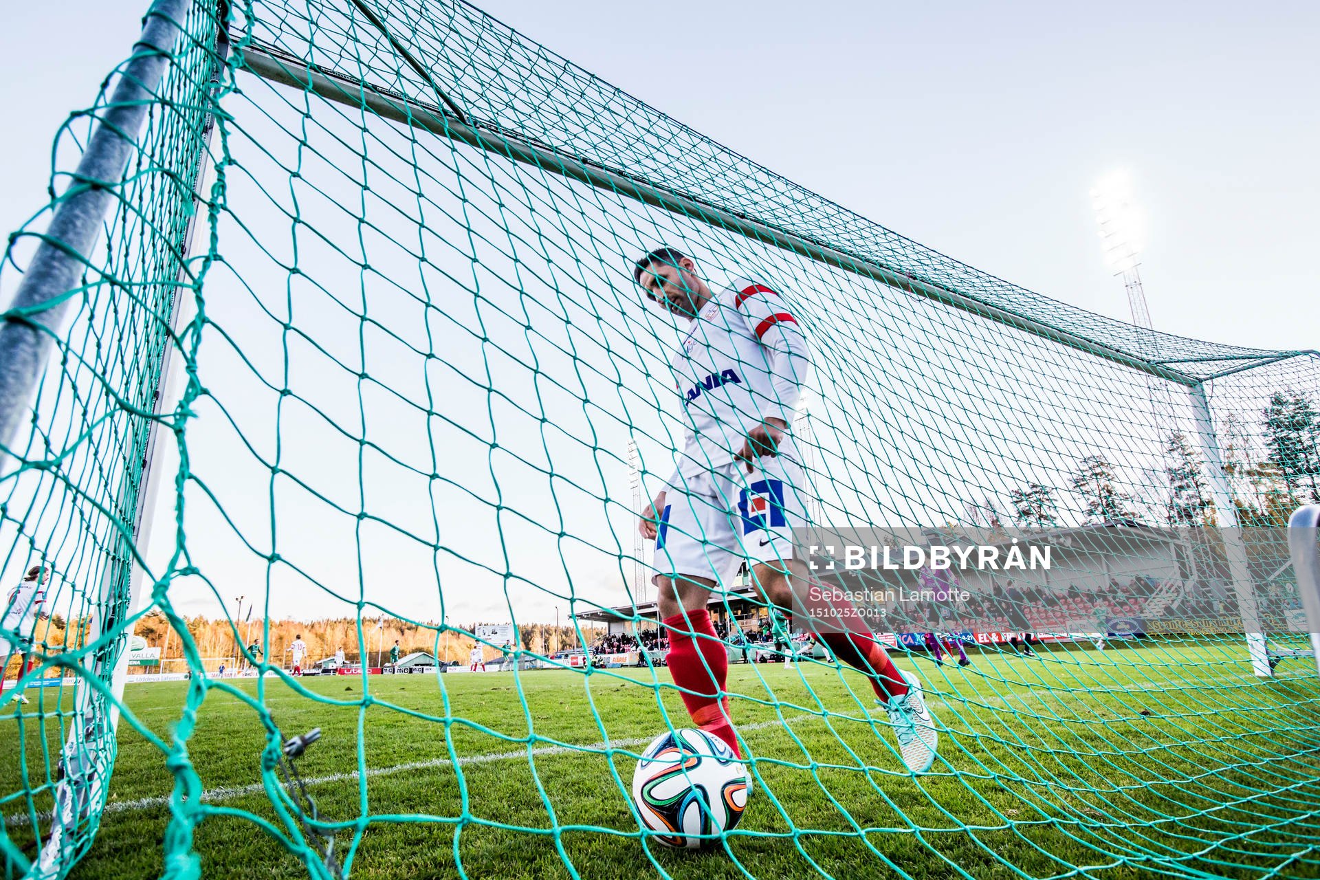 Assyriskas David Durmaz hämtar bollen i målet
