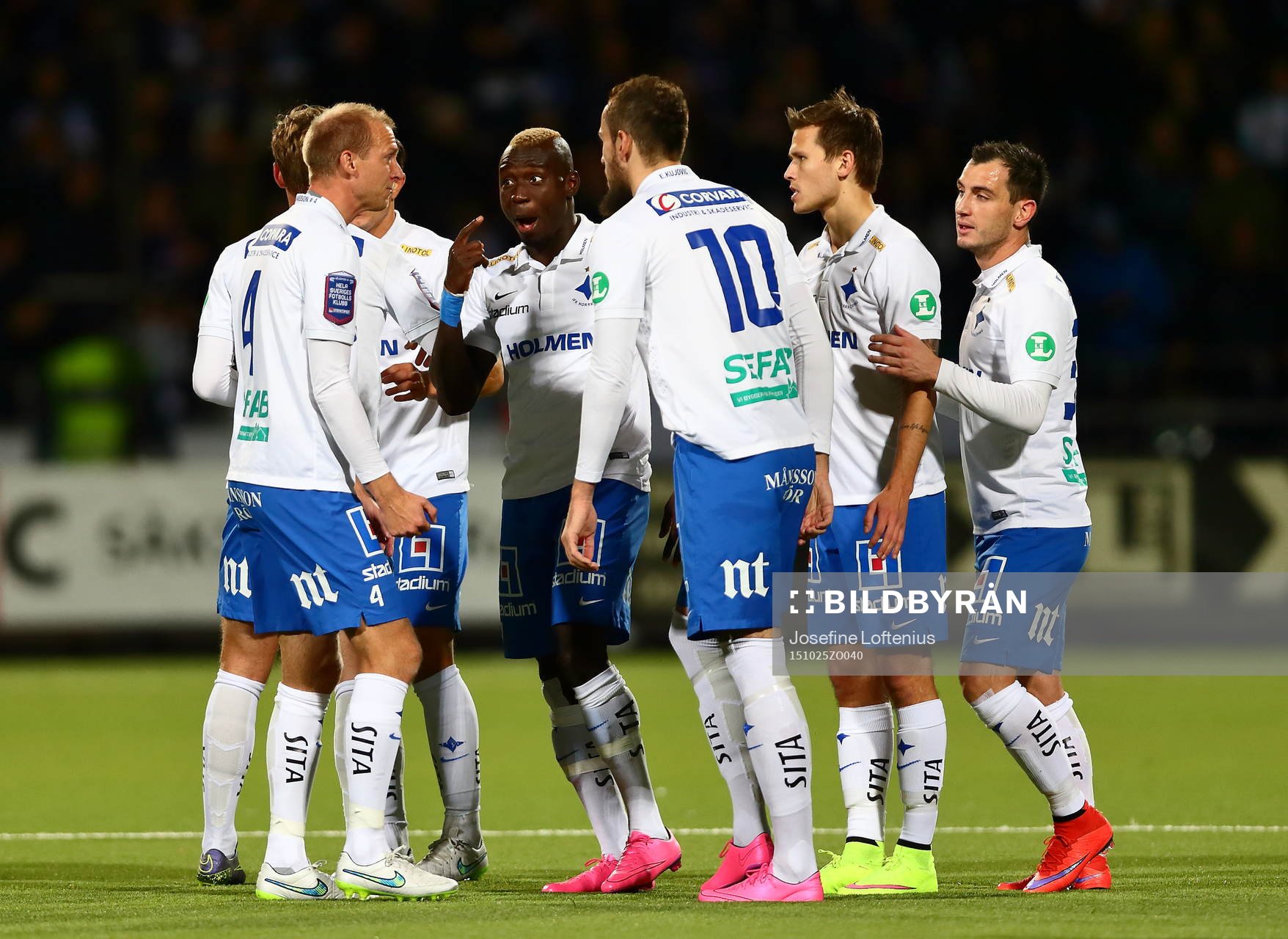 Norrköping firar 1-0-målet som gjorts av Alhaji Kamara