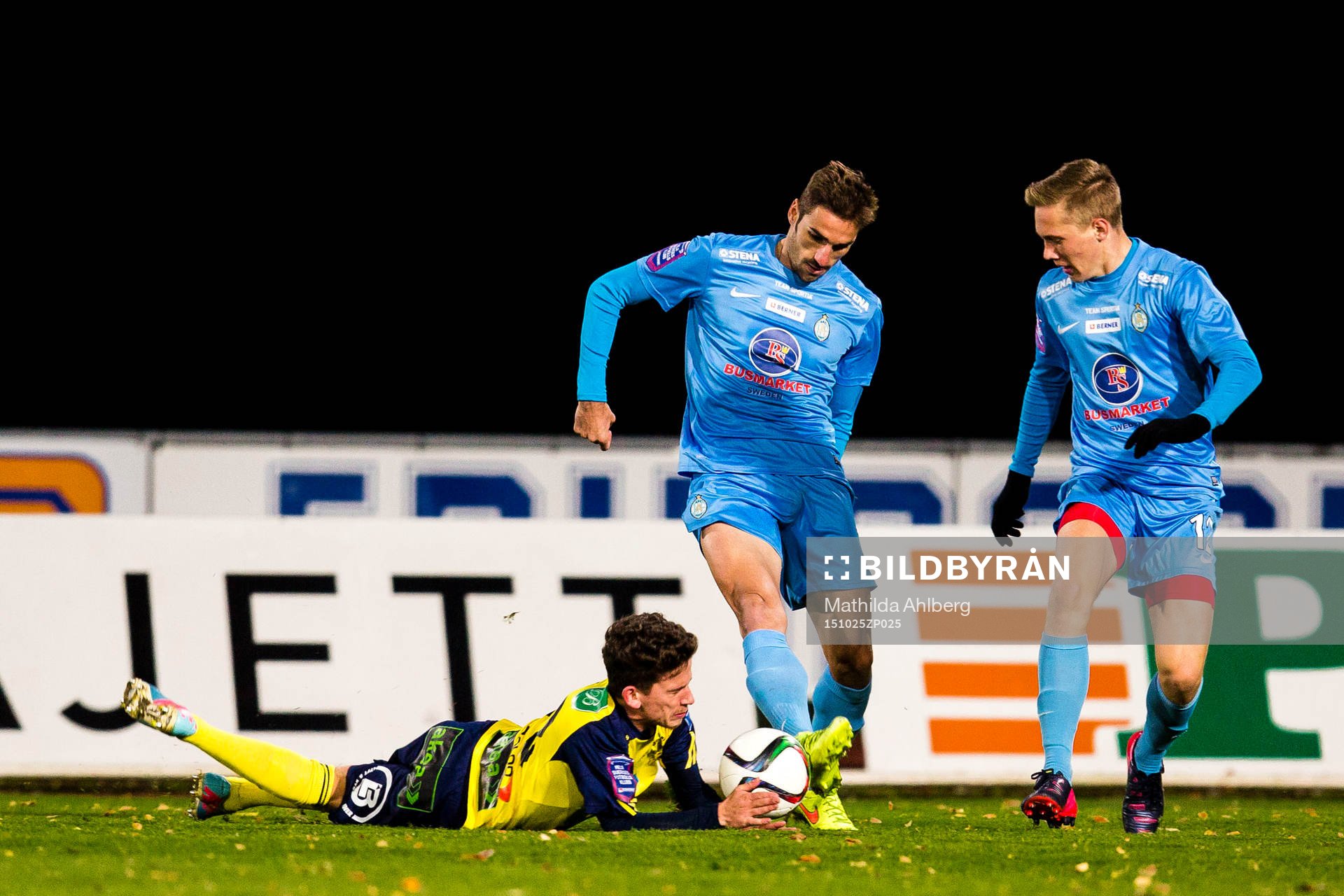 Ängelholms Ardian Rexhepi faller i duell med Athletics Filip Rogic under fotbollsmatchen i Superettan mellan Ängelholms FF och Athletic FC United den 25 Oktober 2015 i Ängelholm.