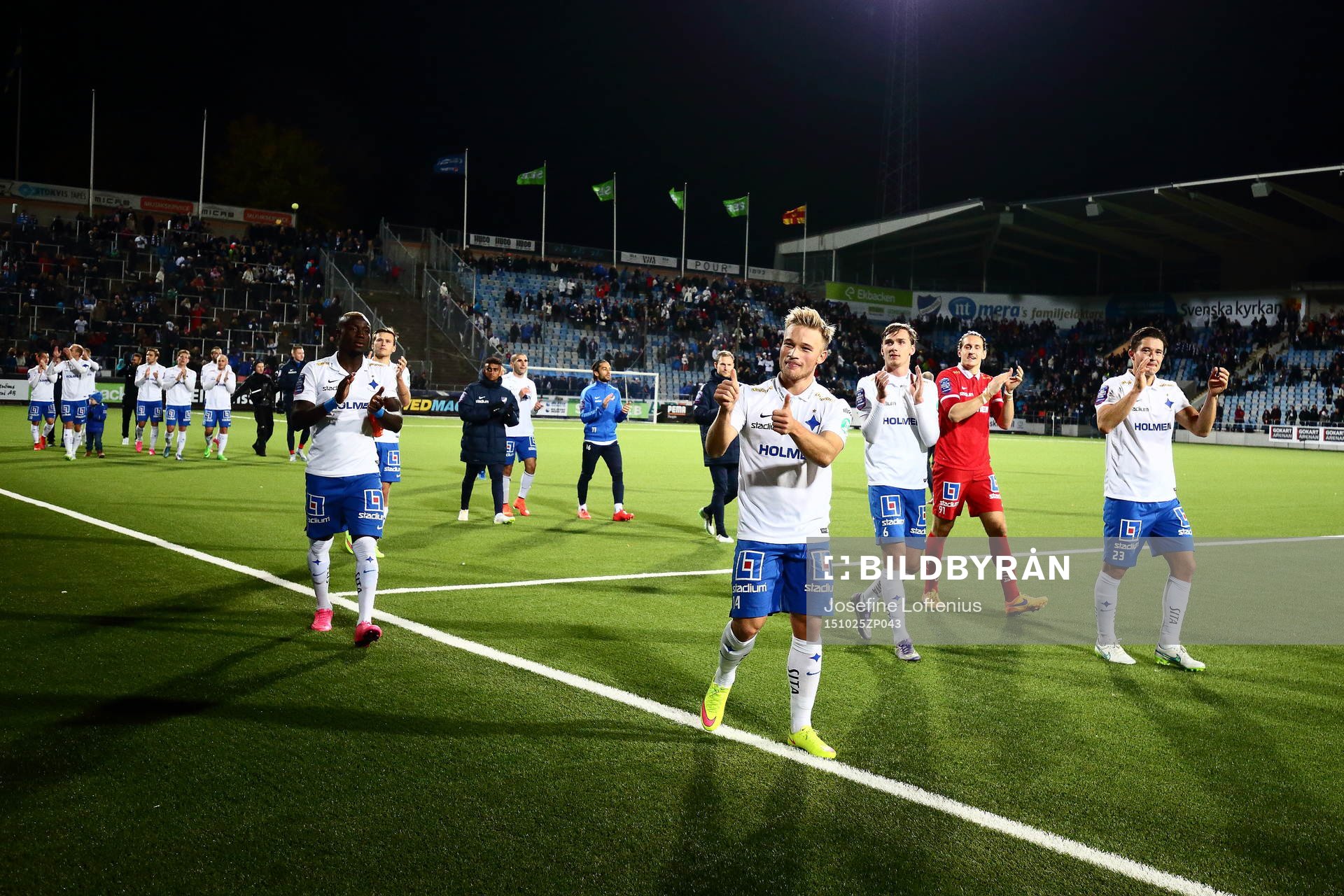 Norrköping med Nicklas Bärkroth i spetsen tackar publiken efter fotbollsmatchen i Allsvenskan mellan Norrköping och Halmstad den 25 oktober 2015 i Norrköping.