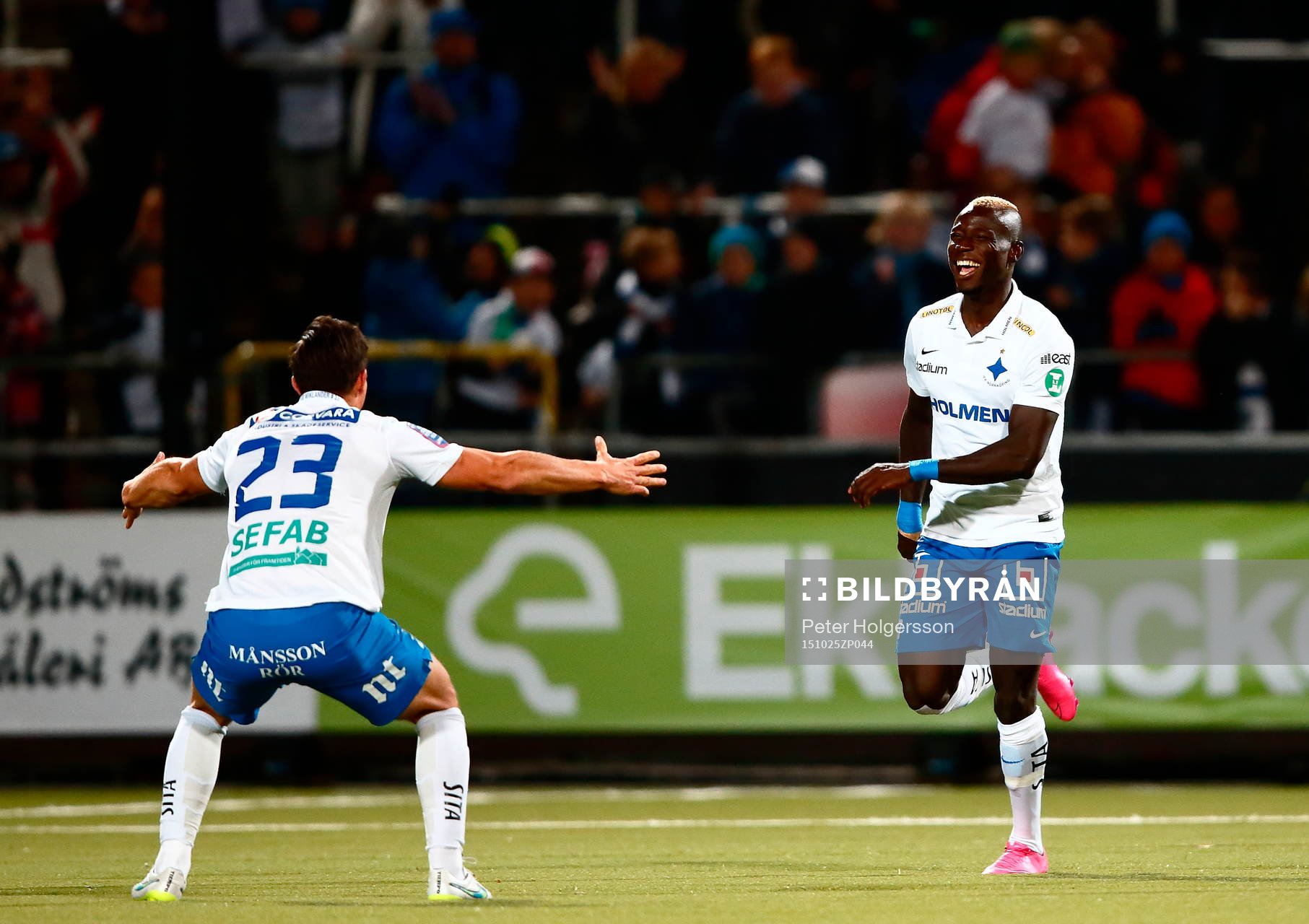 Norrköpings David Boo Wiklander och Alhaji Kamara jublar