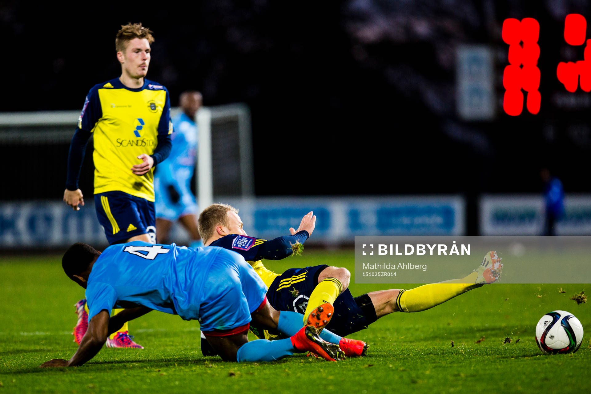 Ängelholms Christian Ljungberg i duell med Athletics Olukorede Aiyegbusi under fotbollsmatchen i Superettan mellan Ängelholms FF och Athletic FC United den 25 Oktober 2015 i Ängelholm.