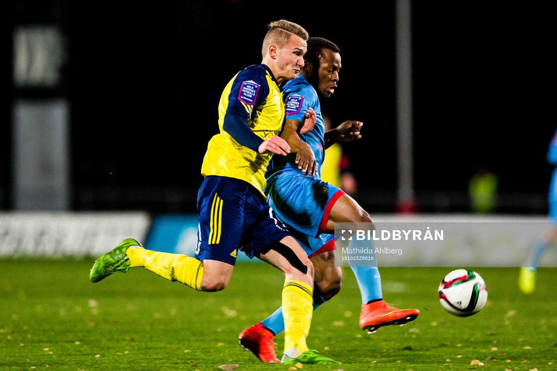 Ängelholms Piotr Johansson i duell med Athletics spelare under fotbollsmatchen i Superettan mellan Ängelholms FF och Athletic FC United den 25 Oktober 2015 i Ängelholm.