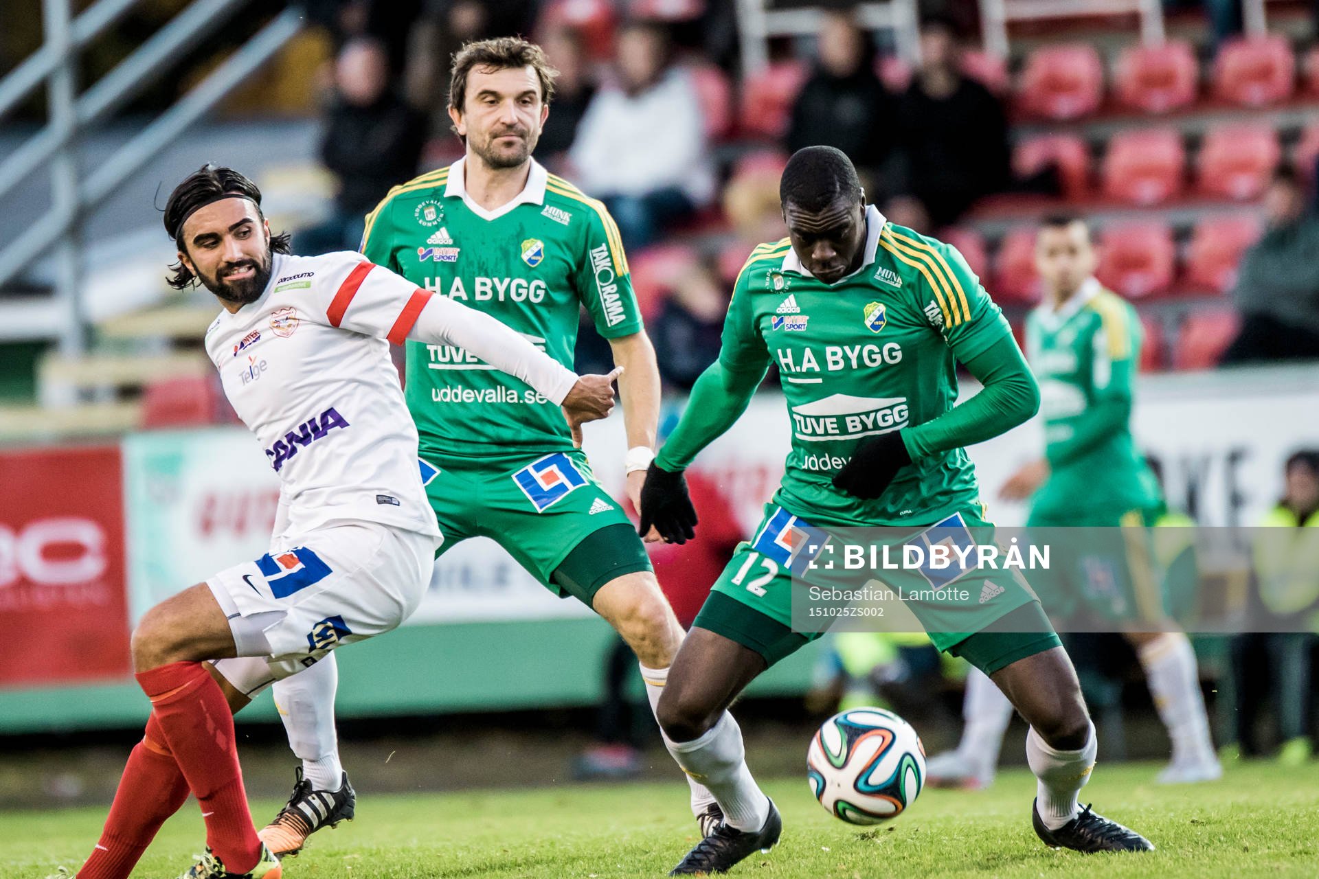 Ljungskiles Ken Sema med bollen