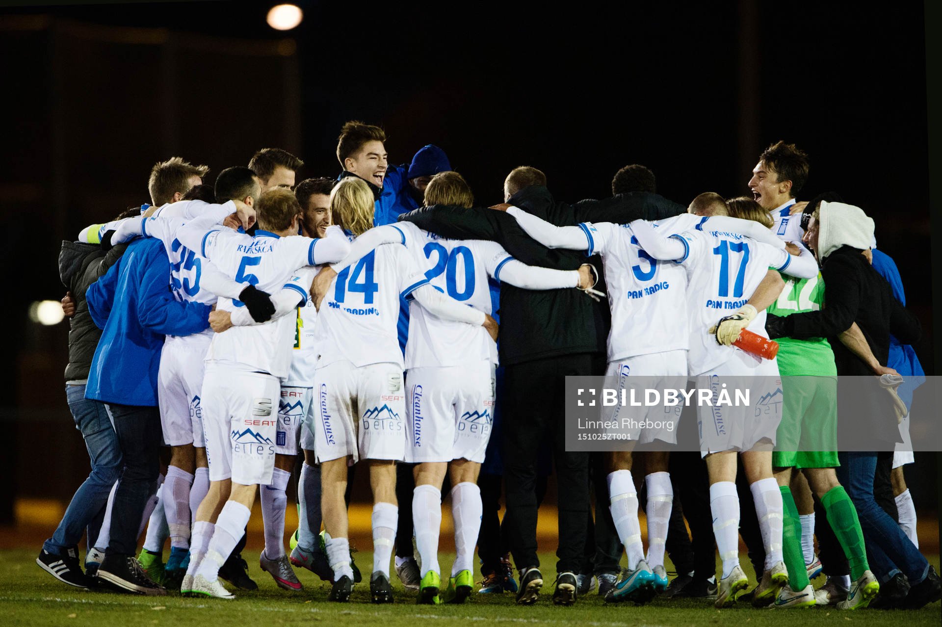 Akropolis jublar efter fotbollsmatchen i Division 1 Norra mellan Akropolis IF och IFK Luleå den 25 oktober 2015 i Stockholm. 