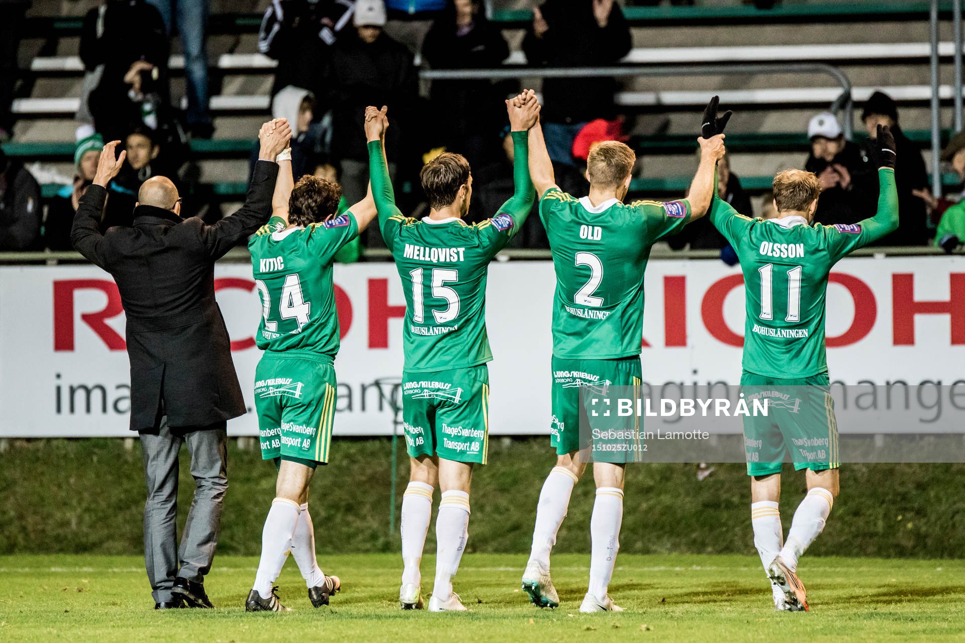 Ljungskiles spelare tackar publiken
