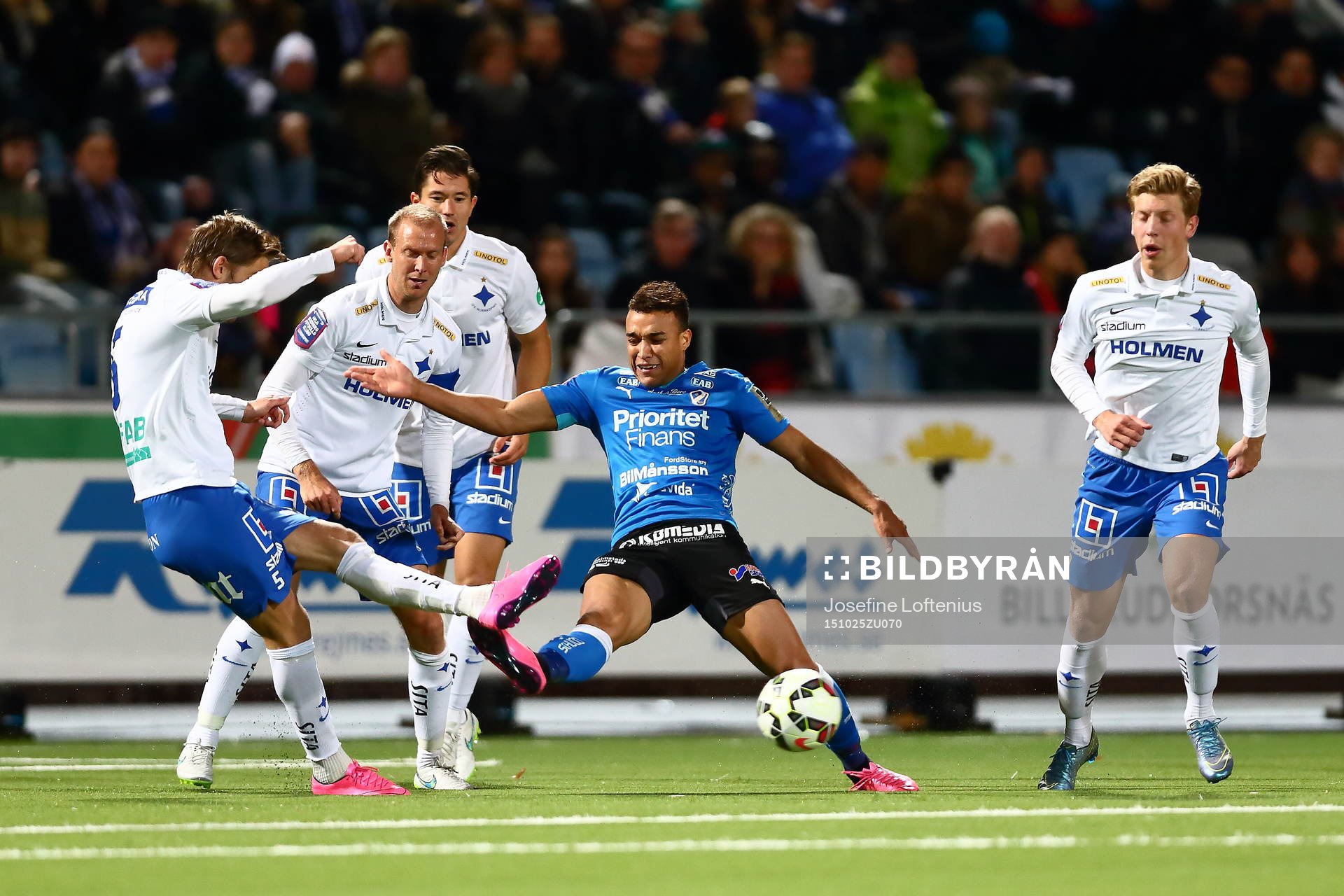 Halmstadspelare i kamp om bollen med Norrköpings Christoffer Nyman under fotbollsmatchen i Allsvenskan mellan Norrköping och Halmstad den 25 oktober 2015 i Norrköping.