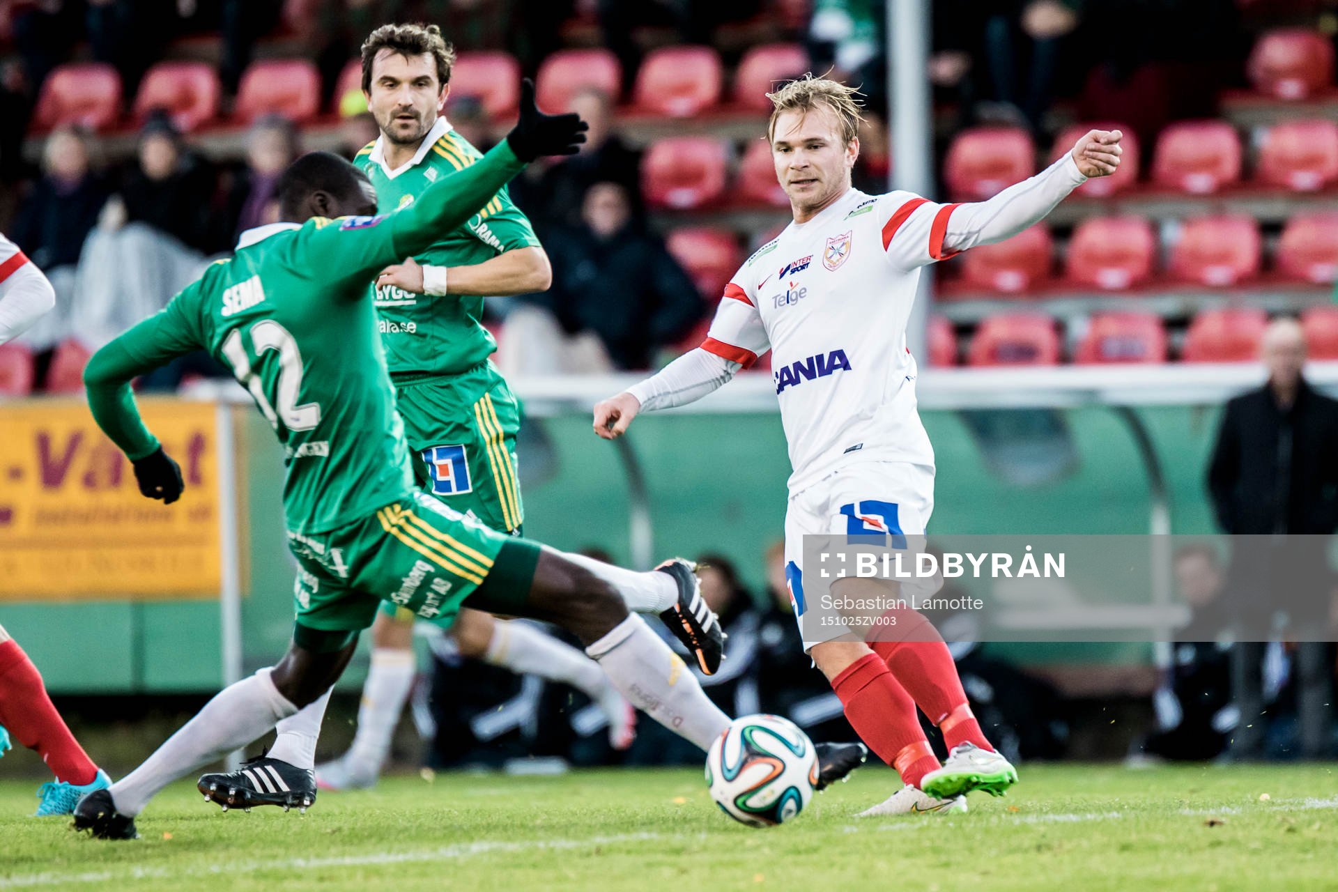 Assyriskas Christoffer Brandeborn passar förbi Ljungskiles