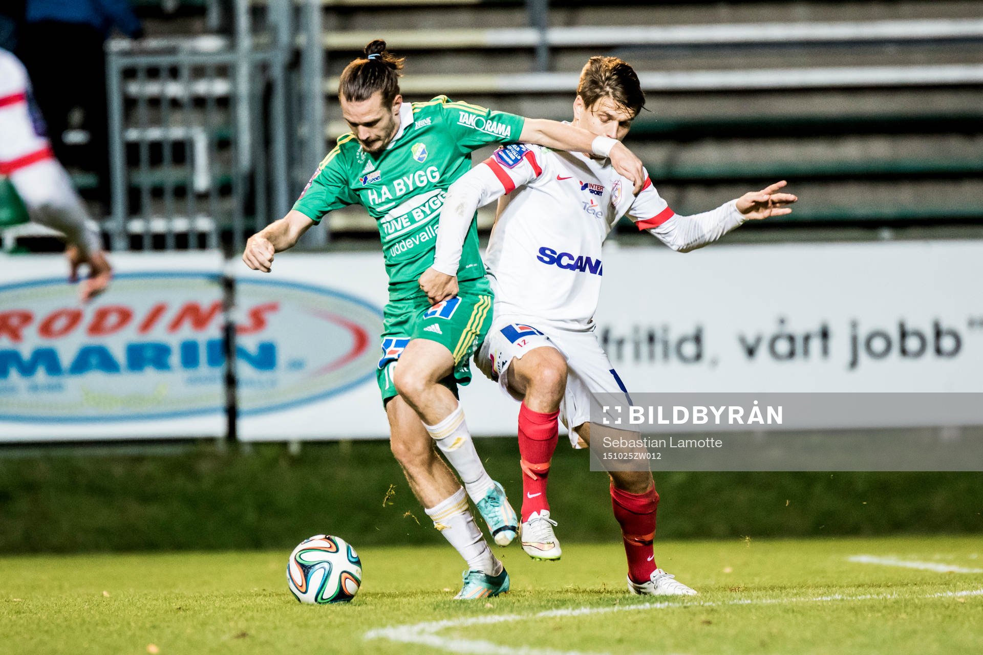 Ljungskiles Jonas Lindberg och Assyriskas Fredrik Holster