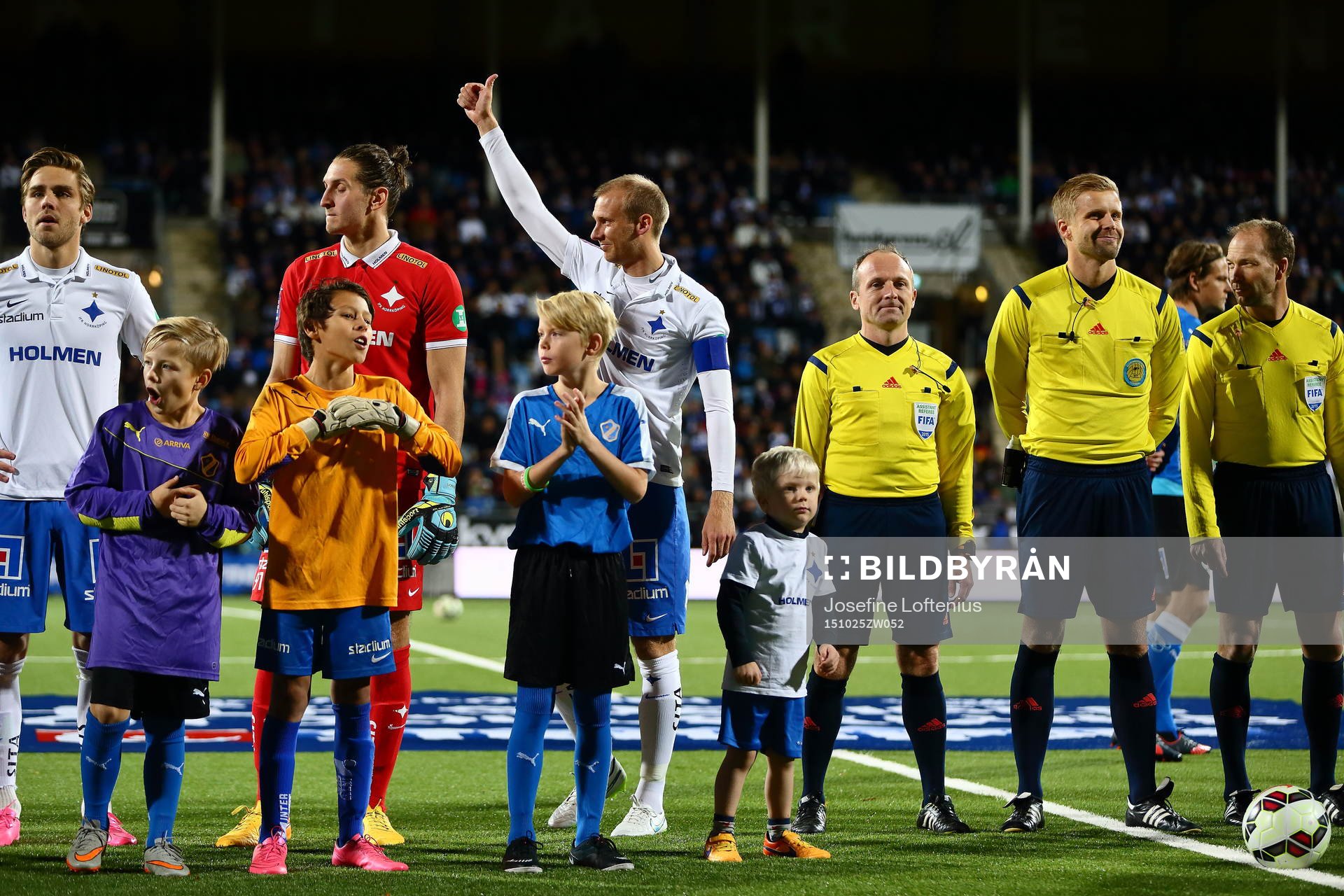Norrköpings Andreas Johansson med sin son på line-up