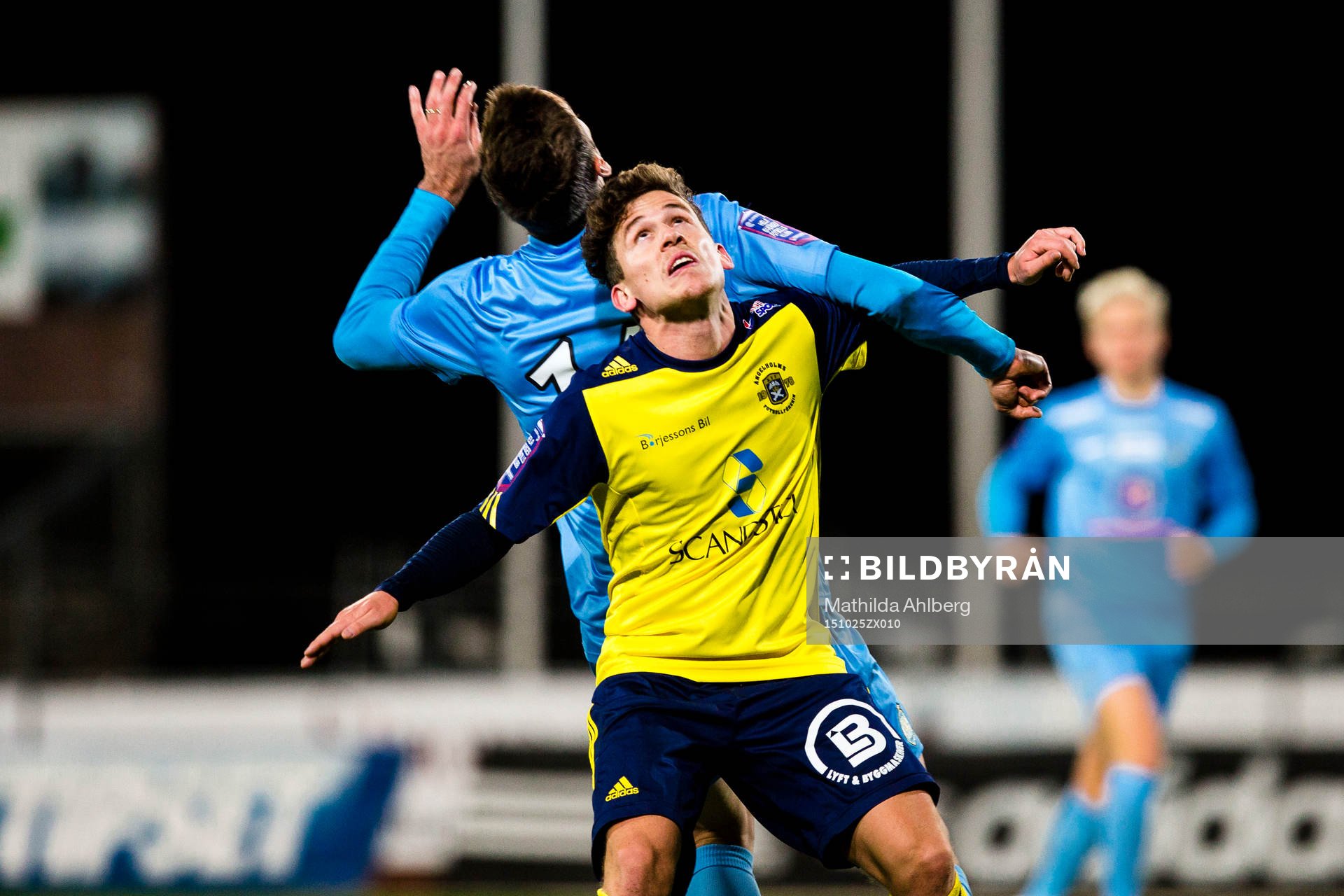 Ängelholms Ardian Rexhepi i duell under fotbollsmatchen i Superettan mellan Ängelholms FF och Athletic FC United den 25 Oktober 2015 i Ängelholm.